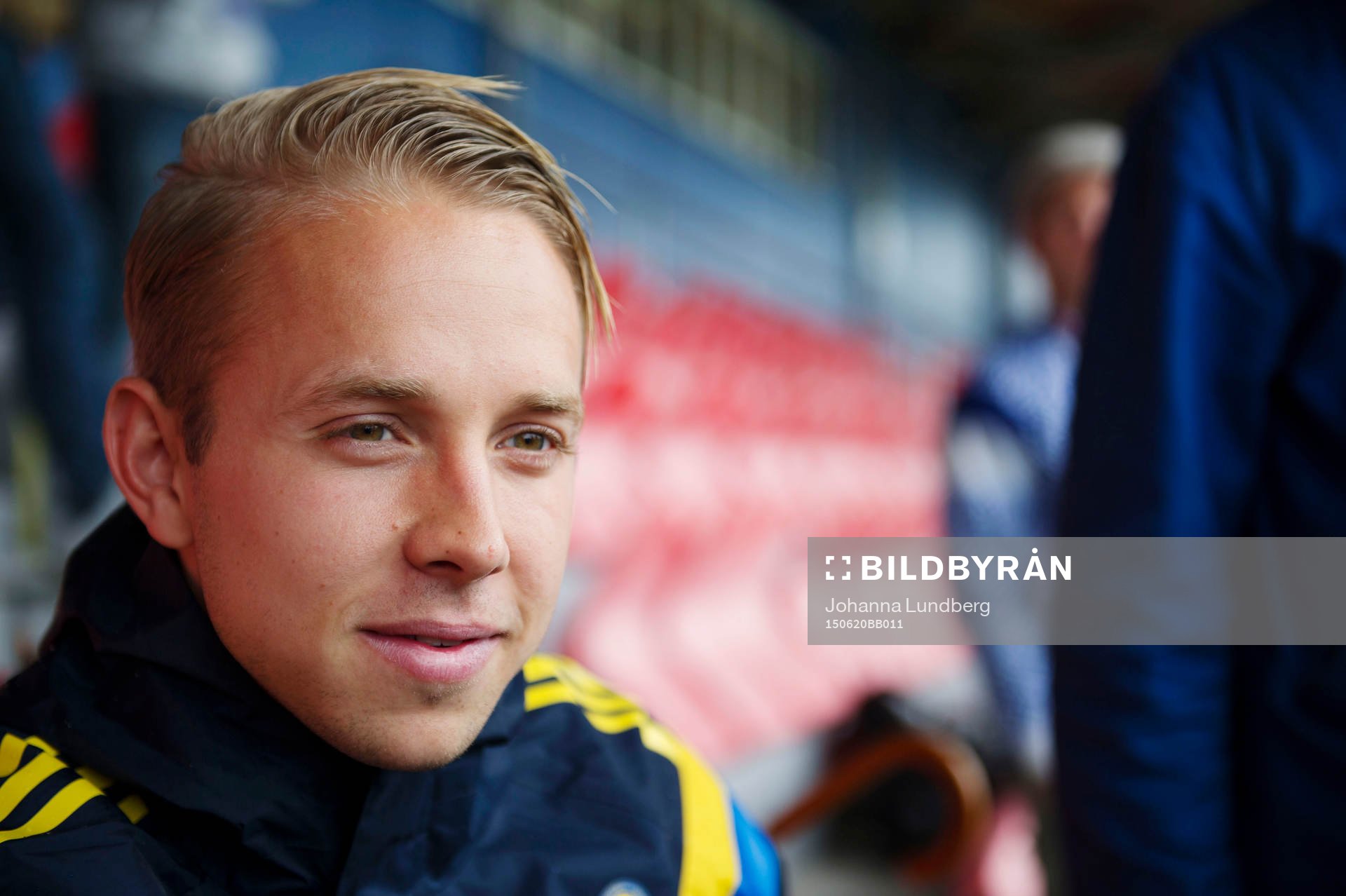 Sveriges målvakt Patrik Carlgren pratar med media