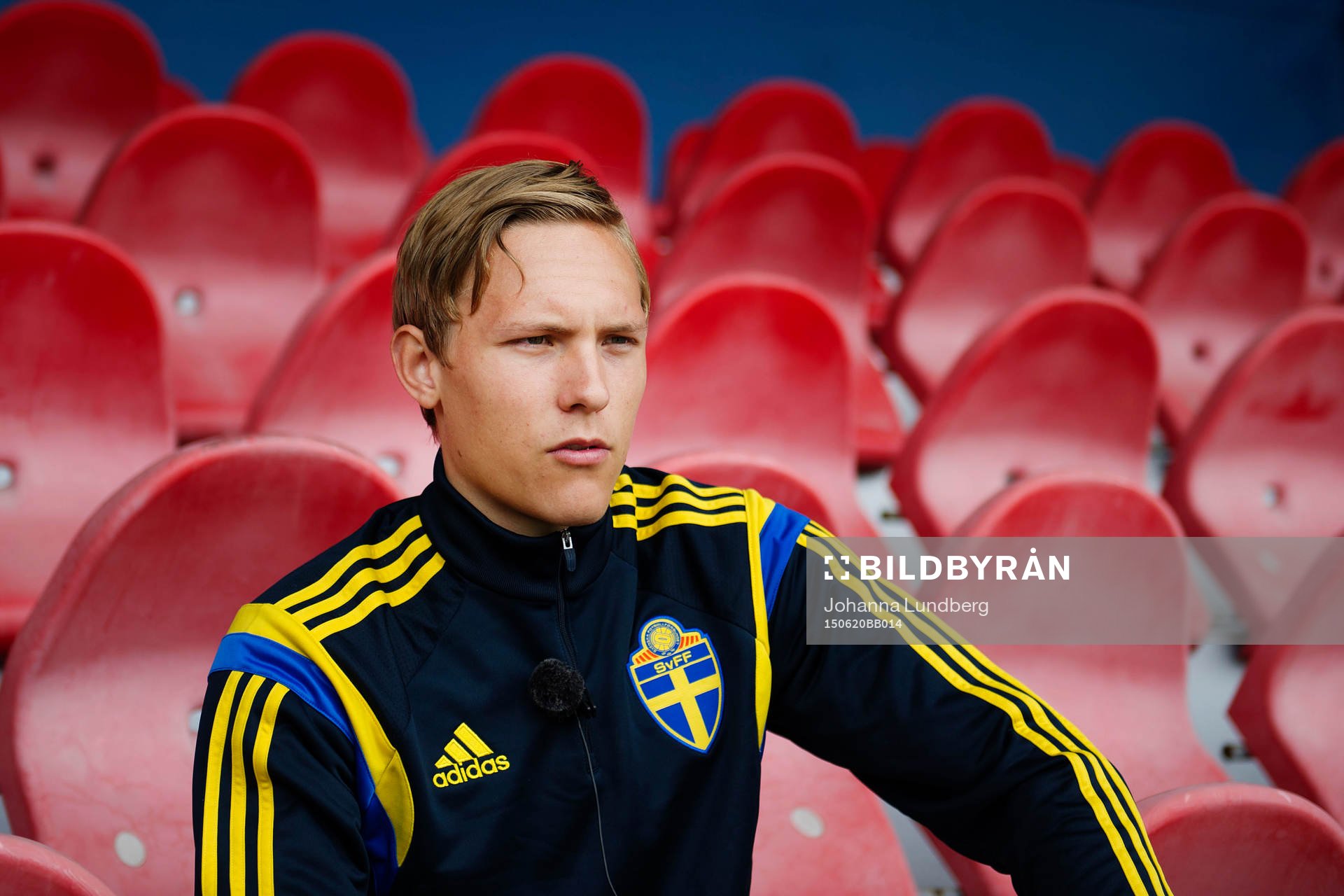 Sveriges Ludwig Augustinsson pratar med media