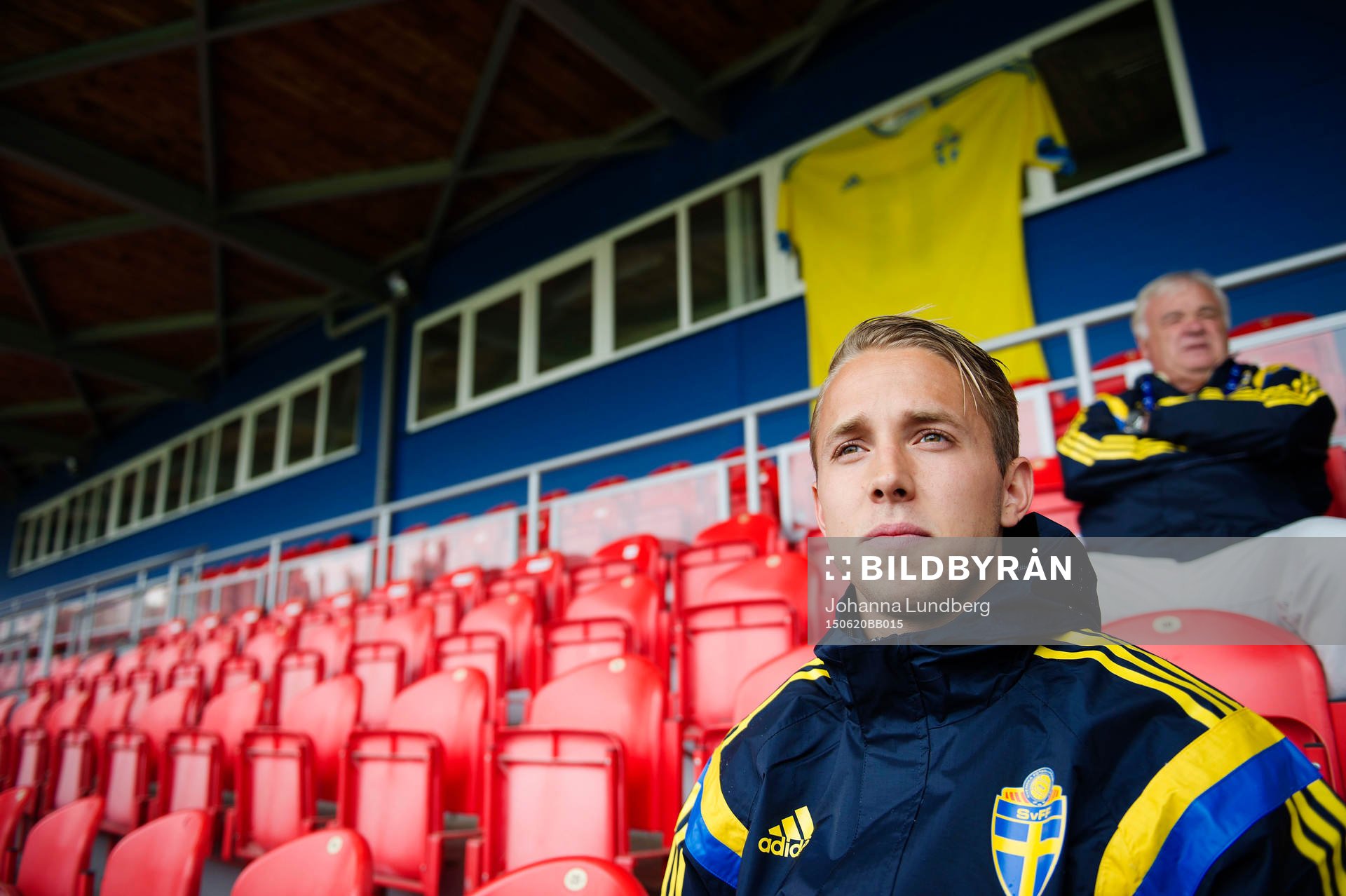 Sveriges målvakt Patrik Carlgren pratar med media