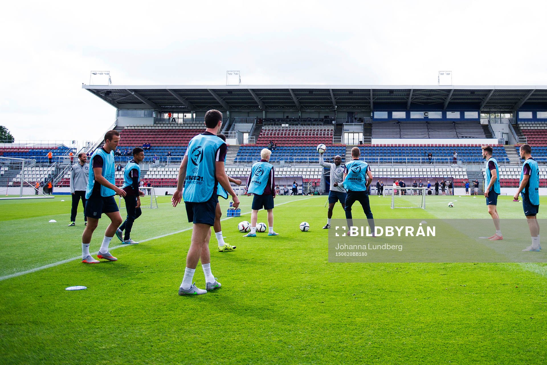 Englands spelare värmer upp på Andruv Stadion