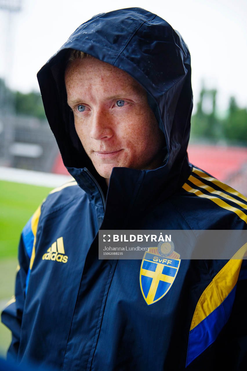 Sveriges Sam Larsson pratar med media