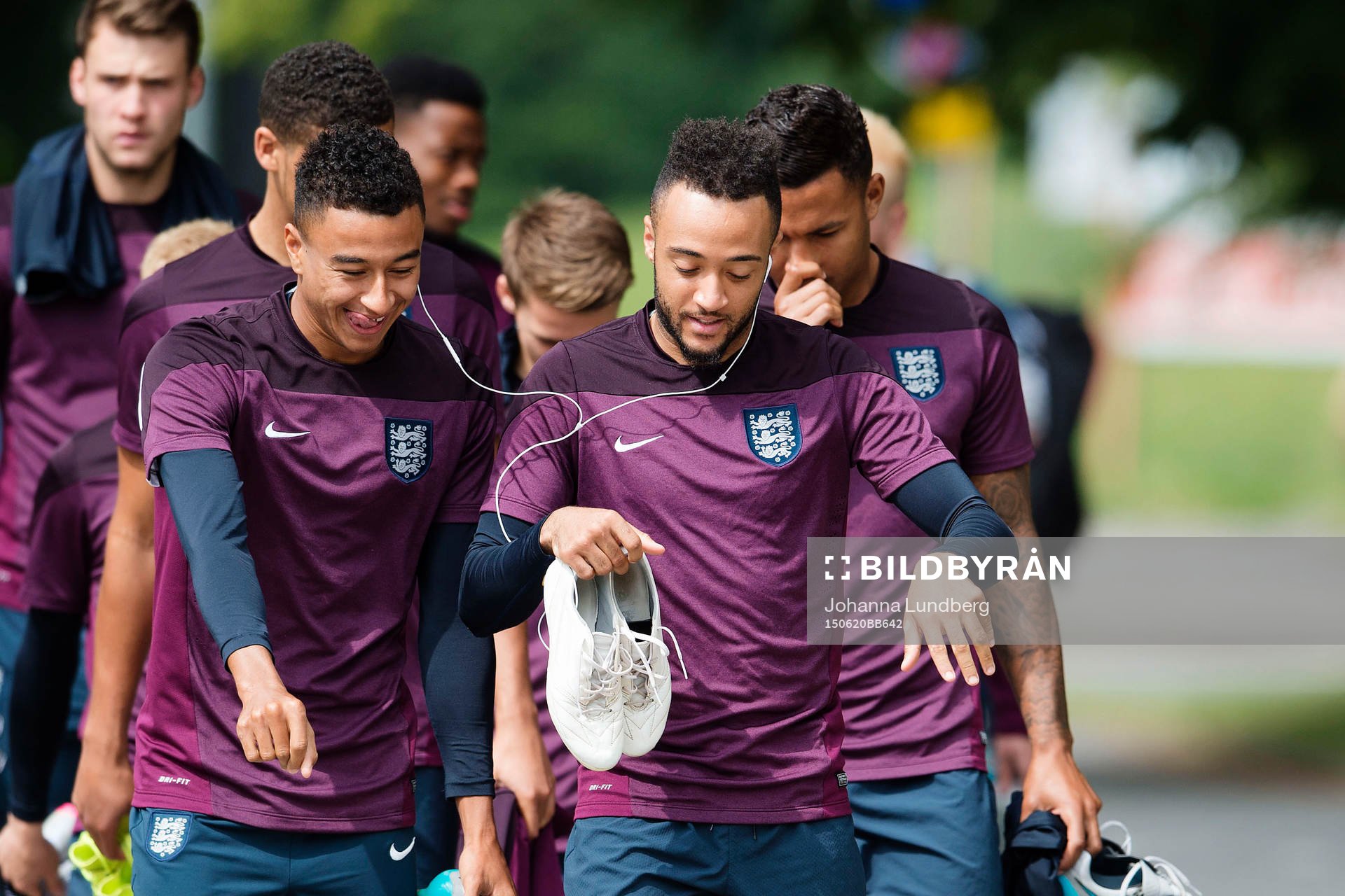 Englands Nathan Redmond (th) dansar på väg till arenan