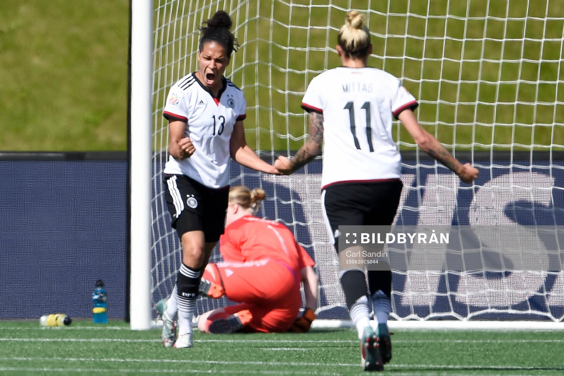 Tysklands Celia Sasic jublar