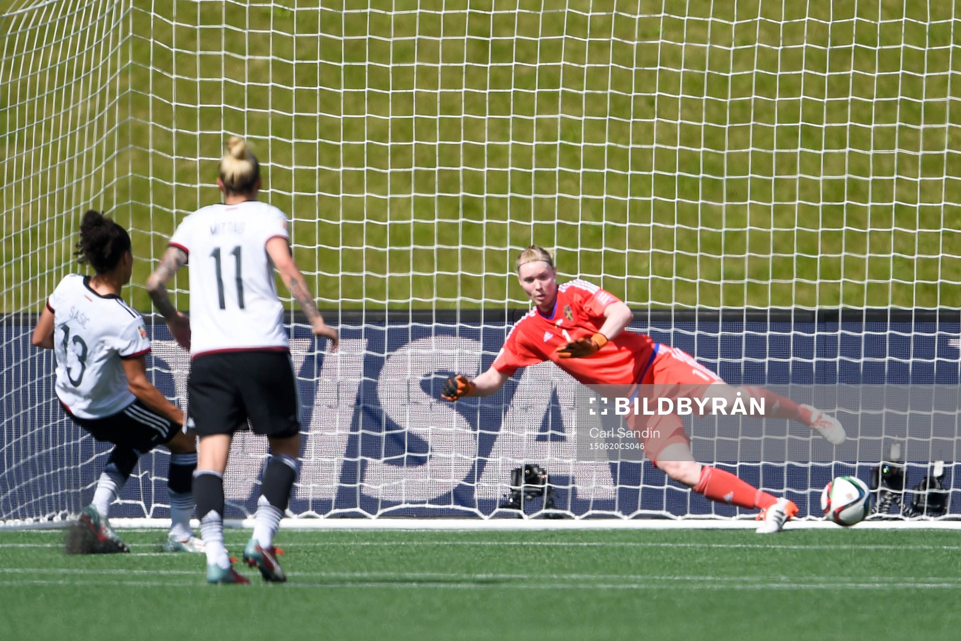 Tysklands Celia Sasic gör 2-0 på straff bakom Sveriges