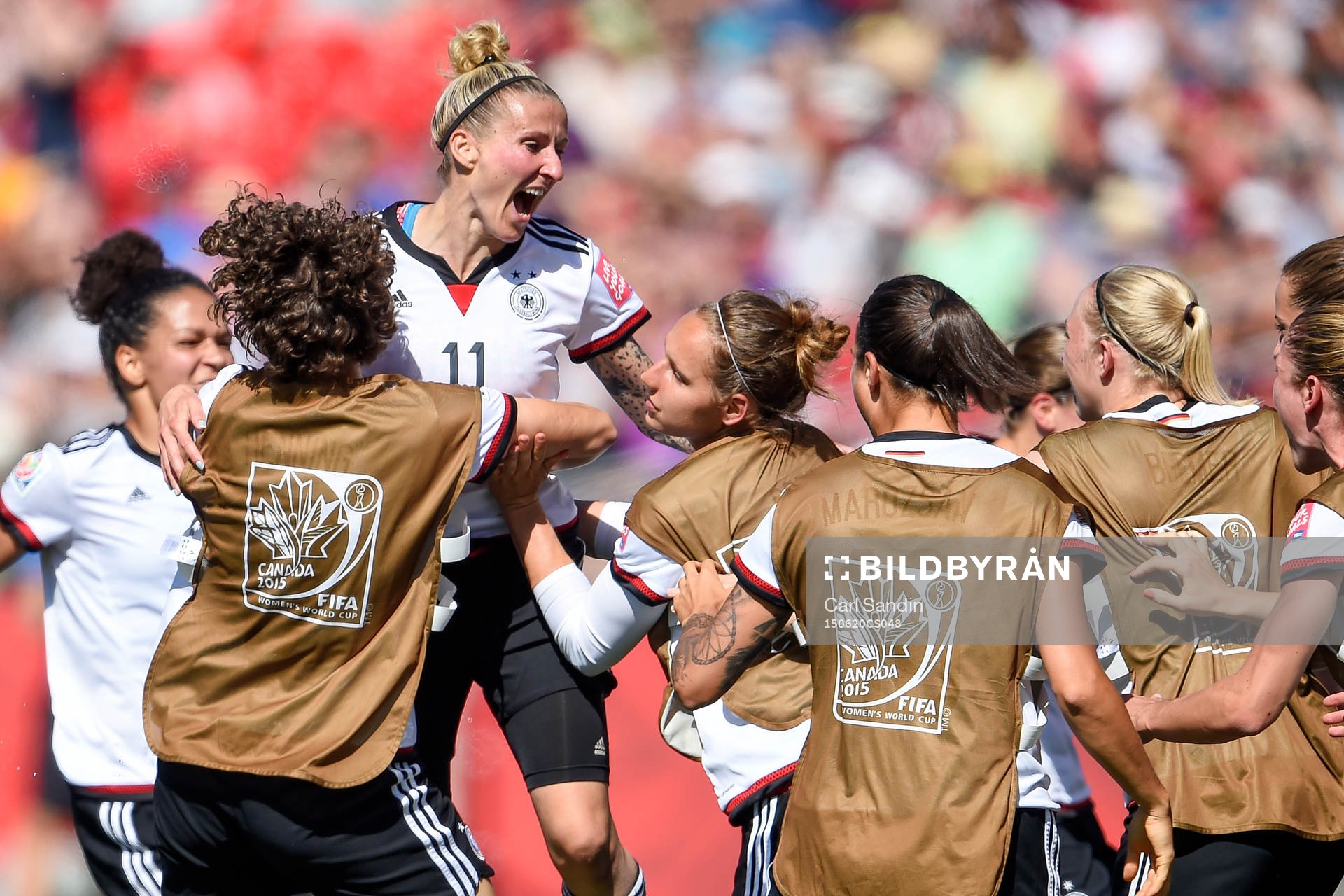 Tysklands Anja Mittag jublar efter 1-0 under åttondelsfinalen i VM mellan Tyskland och Sverige den 20 juni 2015 i Ottawa.