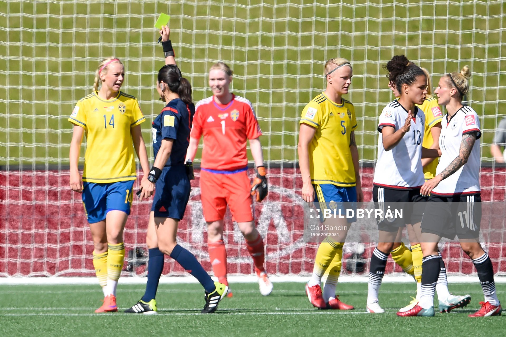 Sveriges Amanda Ilestedt tilldelas gult kort samtidigt som
