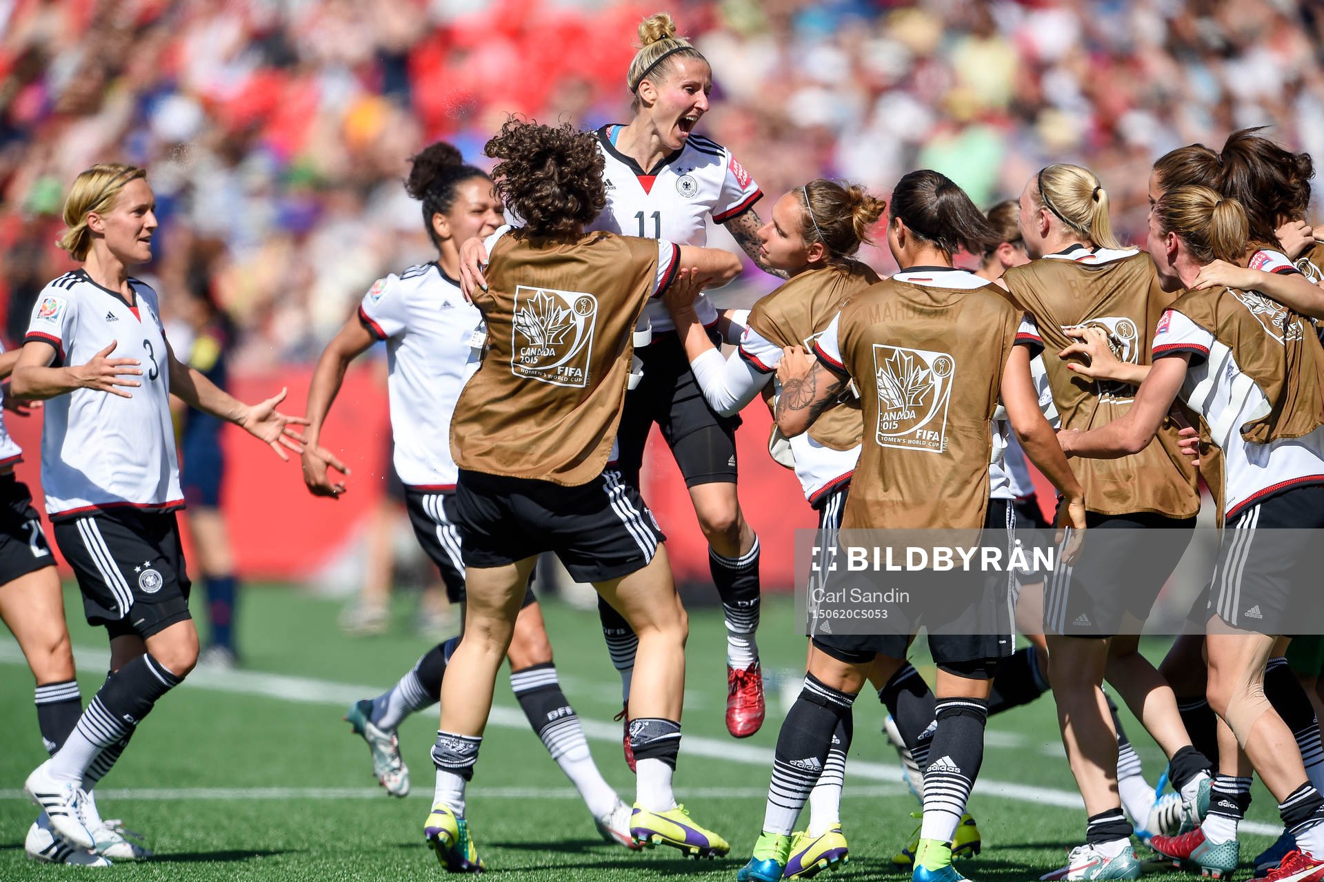 Tysklands Anja Mittag, i mitten, jublar efter 1-0 under åttondelsfinalen i VM mellan Tyskland och Sverige den 20 juni 2015 i Ottawa.