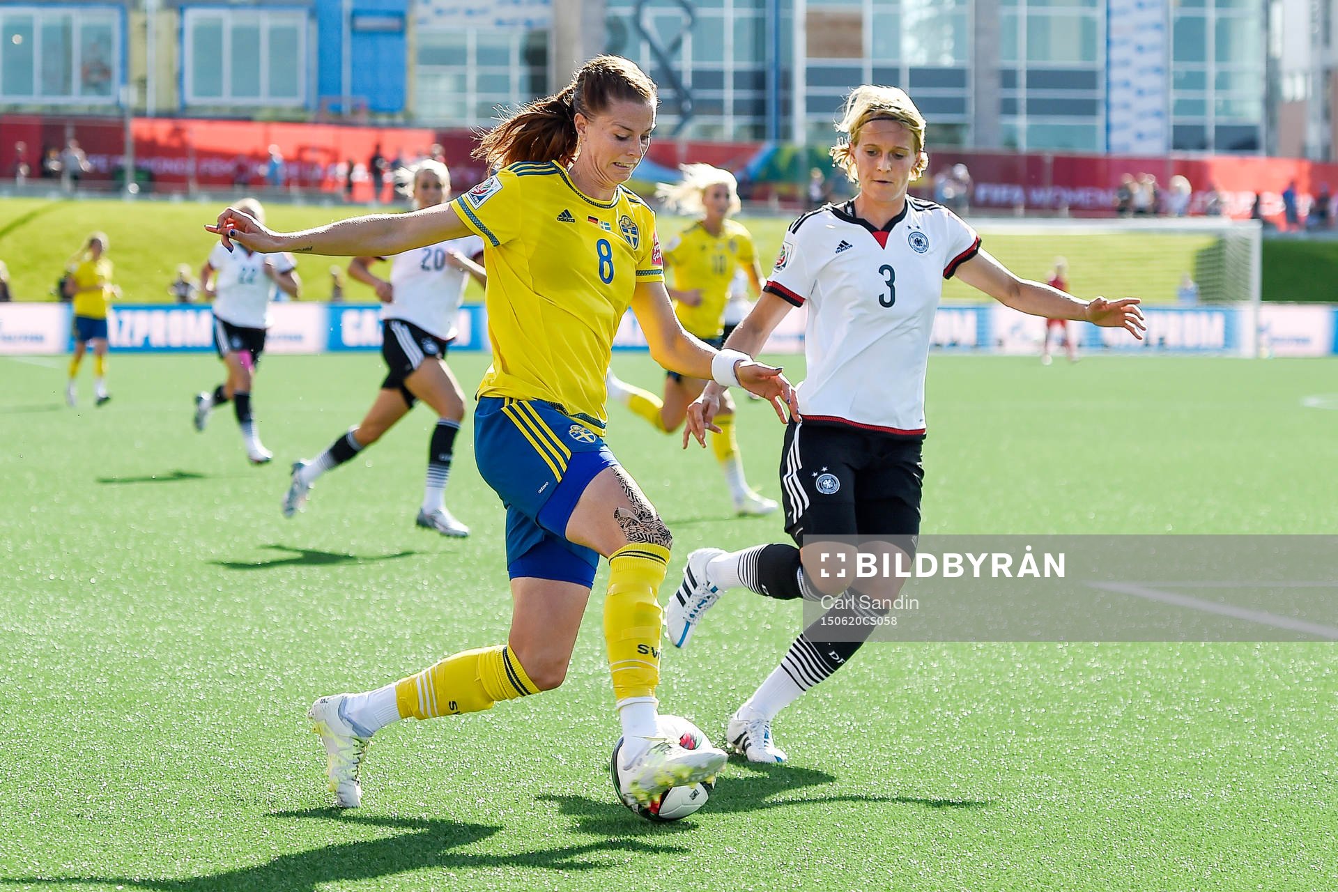 Sveriges Lotta Schelin och Tysklands Saskia Bartusiak