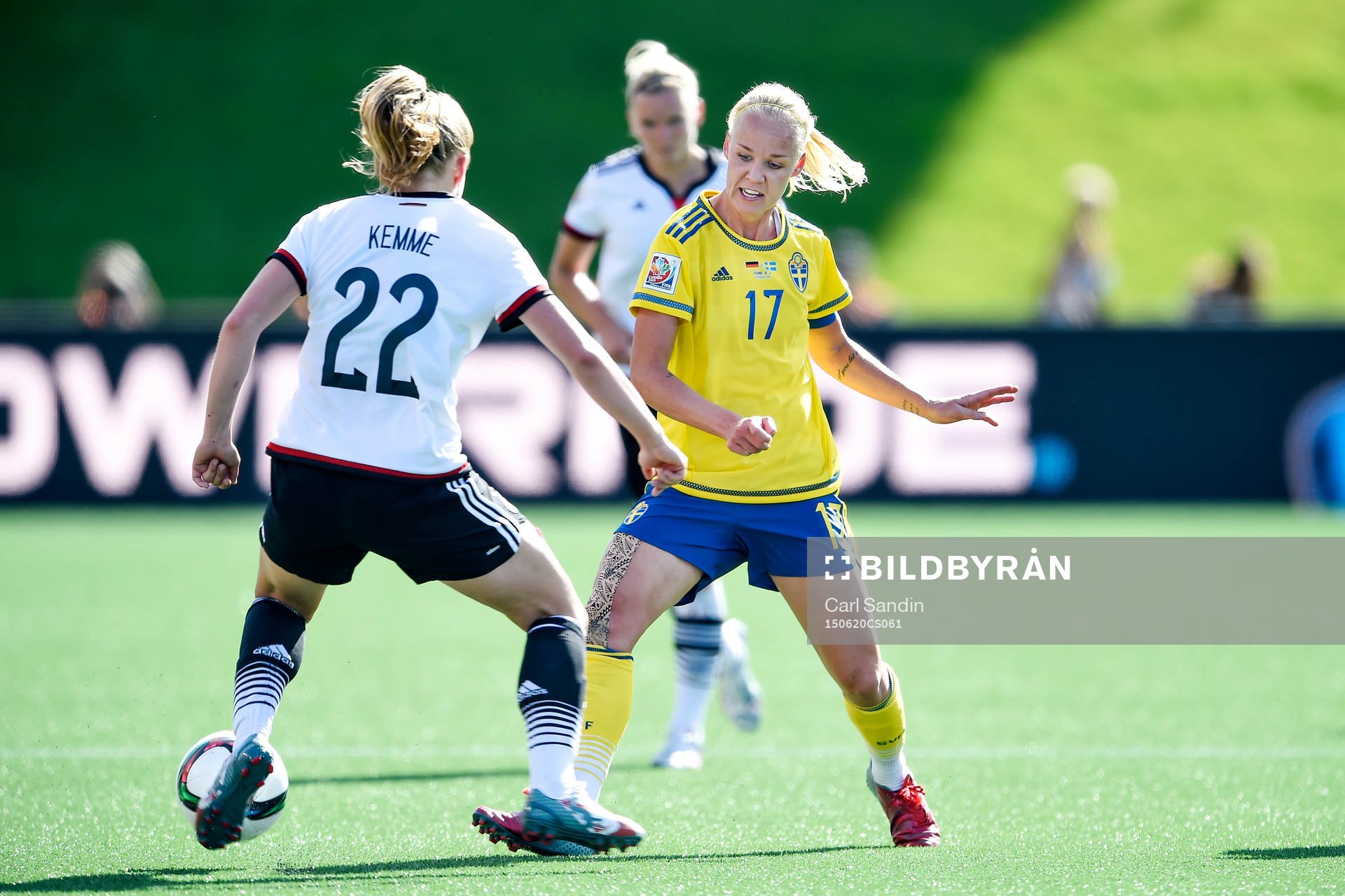 Tysklands Tabea Kemme  och Sveriges Caroline Seger i en