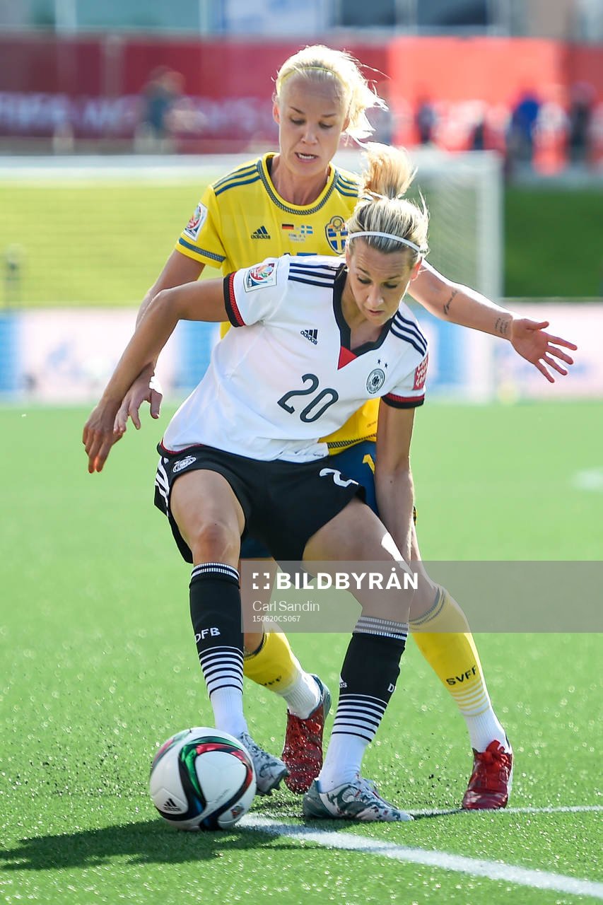 Sveriges Caroline Seger och Tysklands Lena Goessling i en