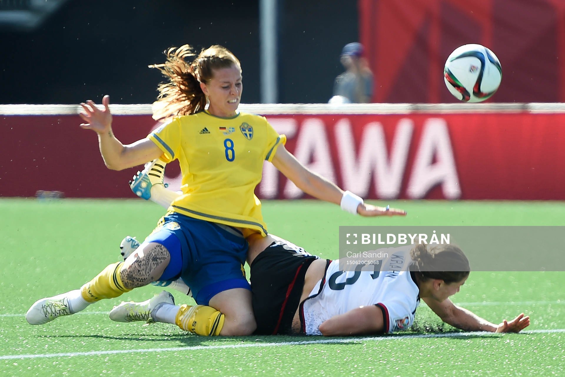 Sveriges Lotta Schelin  i en närkamp med Tysklands Annike