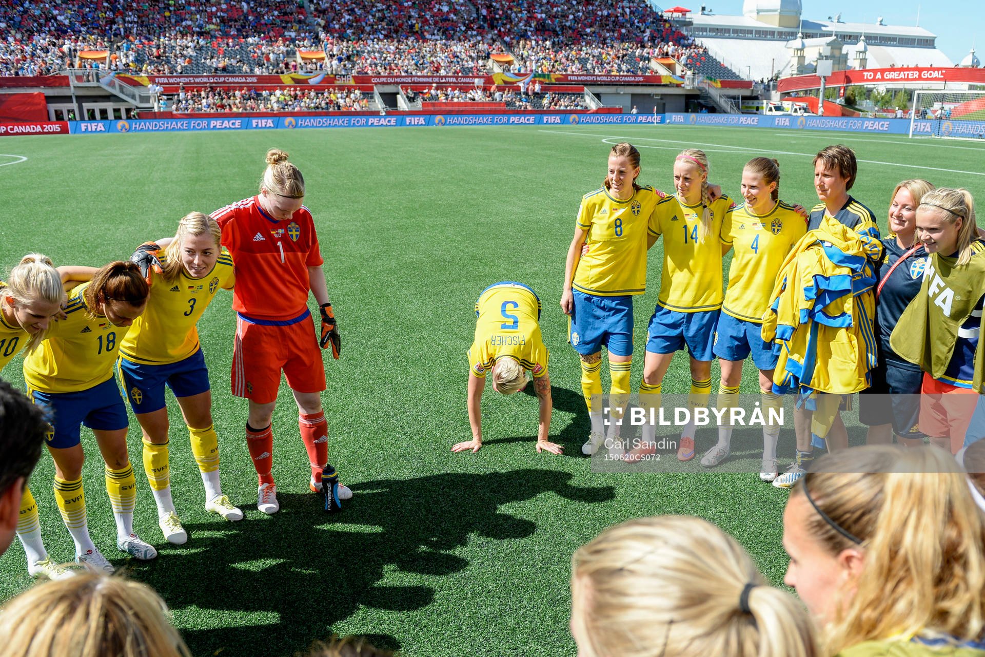 Sveriges spelare laddar upp före åttondelsfinalen i VM mellan Tyskland och Sverige den 20 juni 2015 i Ottawa.