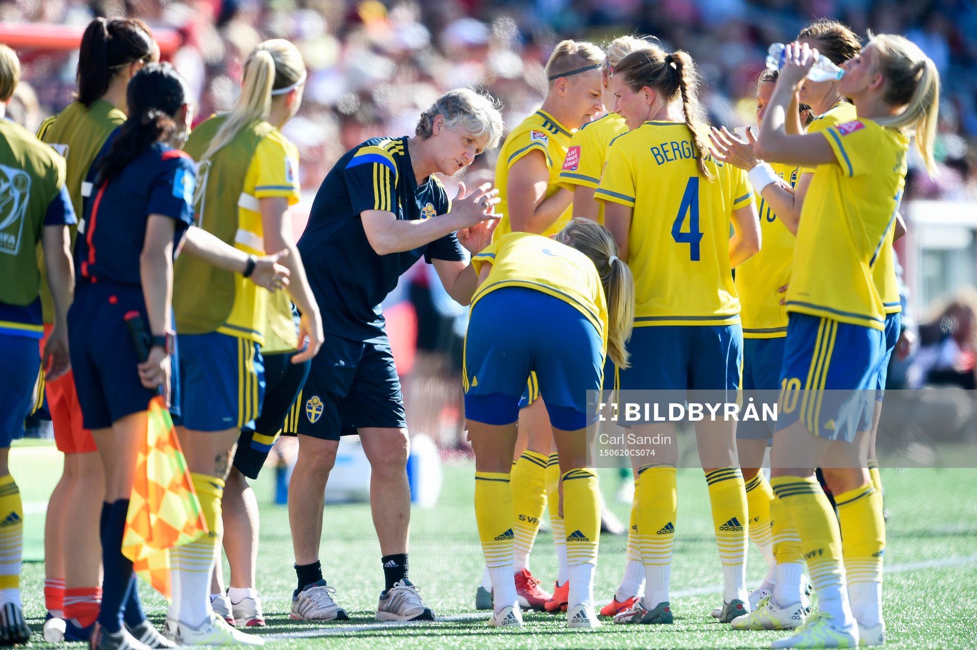Sveriges förbundskapten Pia Sundhage pratar taktik med