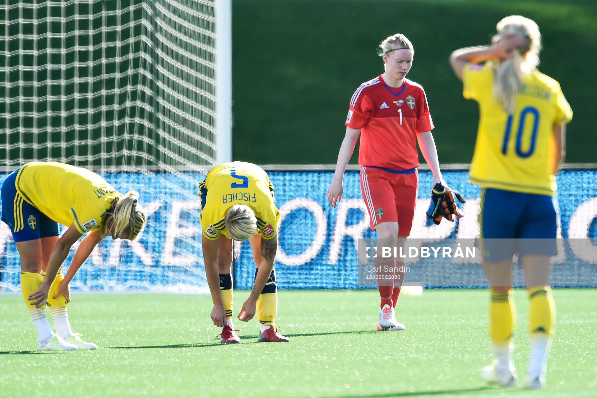 Sveriges målvakt Hedvig Lindahl deppar med lagkamraterna