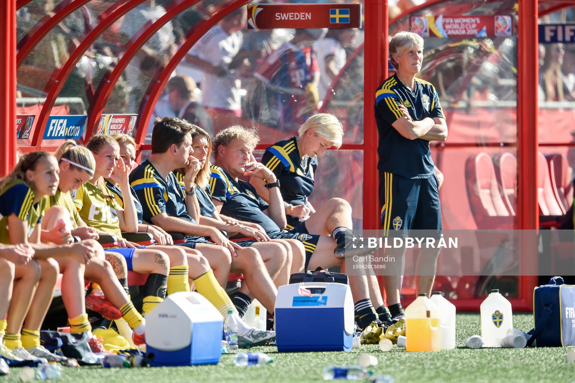 Sveriges förbundskapten Pia Sundhage deppar på bänken