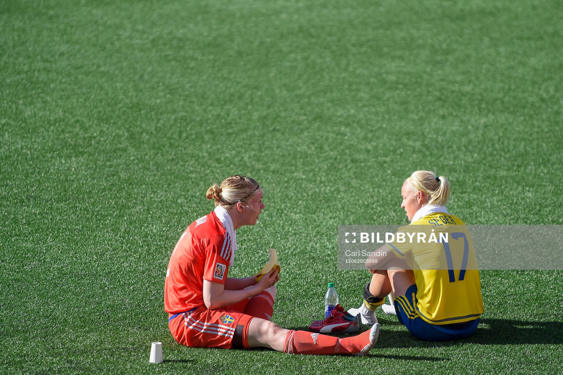 Sveriges målvakt Hedvig Lindahl och Caroline Seger deppar