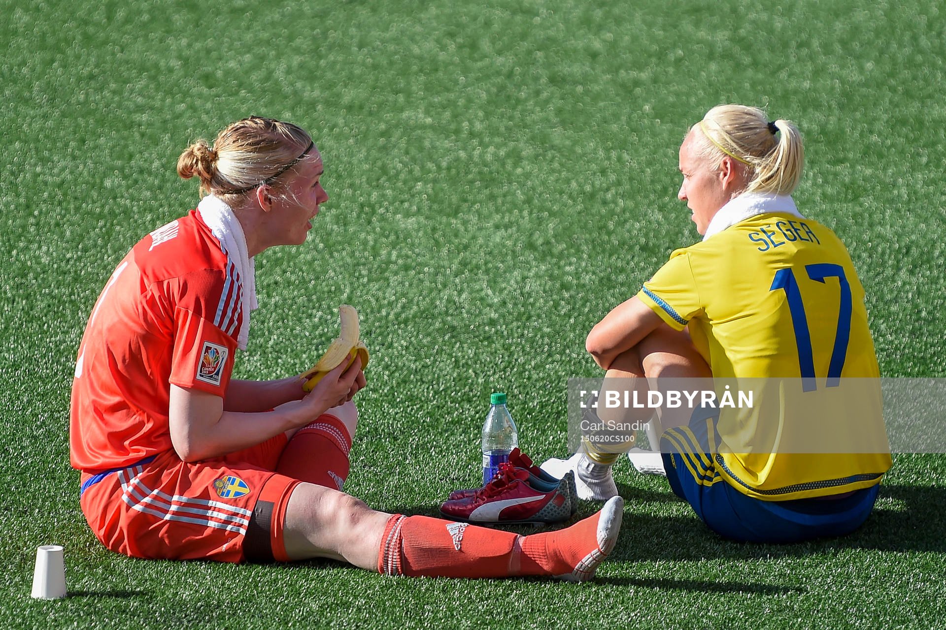 Sveriges målvakt Hedvig Lindahl och Caroline Seger deppar