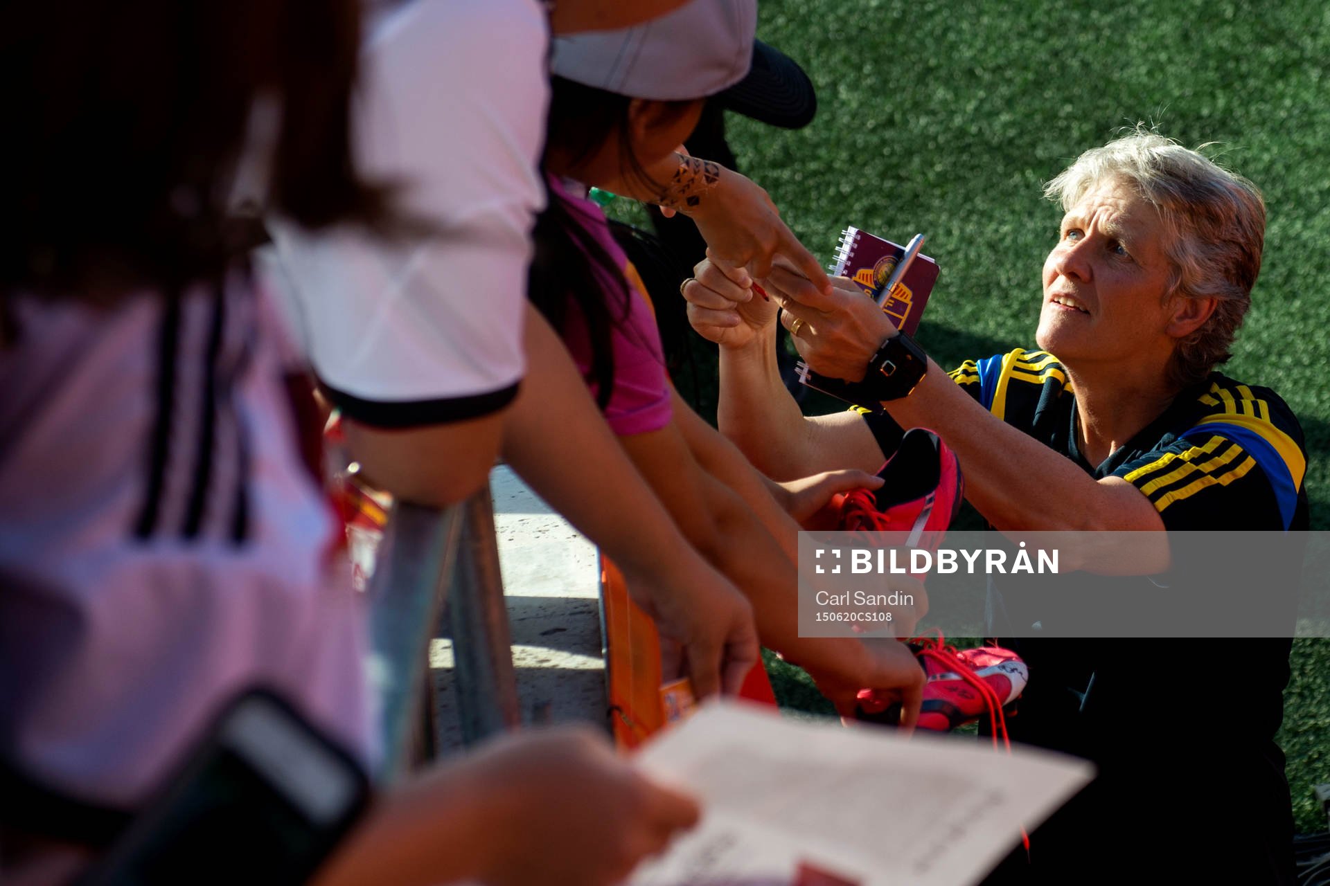 Sveriges förbundskapten Pia Sundhage skriver autografer