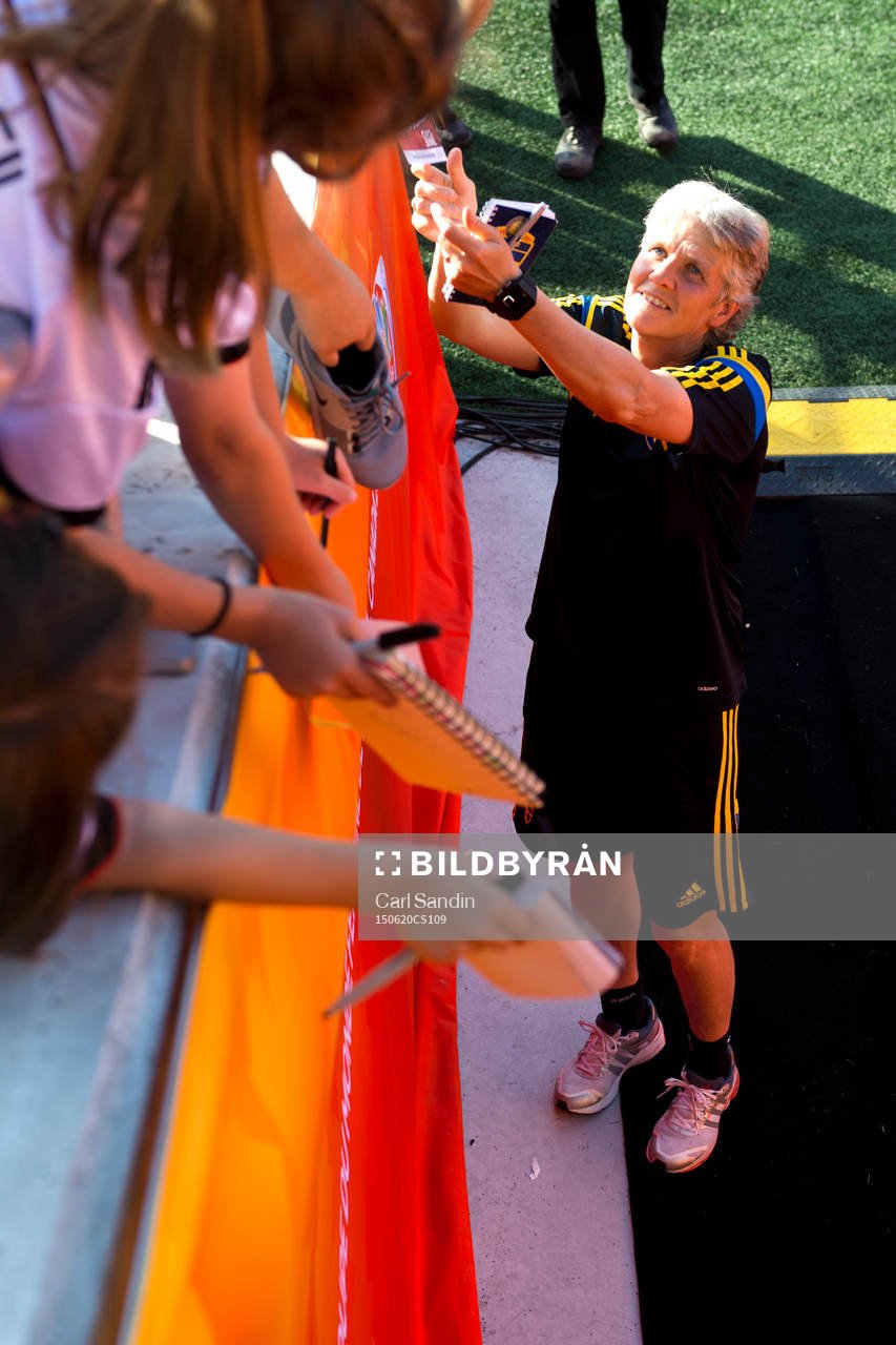 Sveriges förbundskapten Pia Sundhage skriver autografer