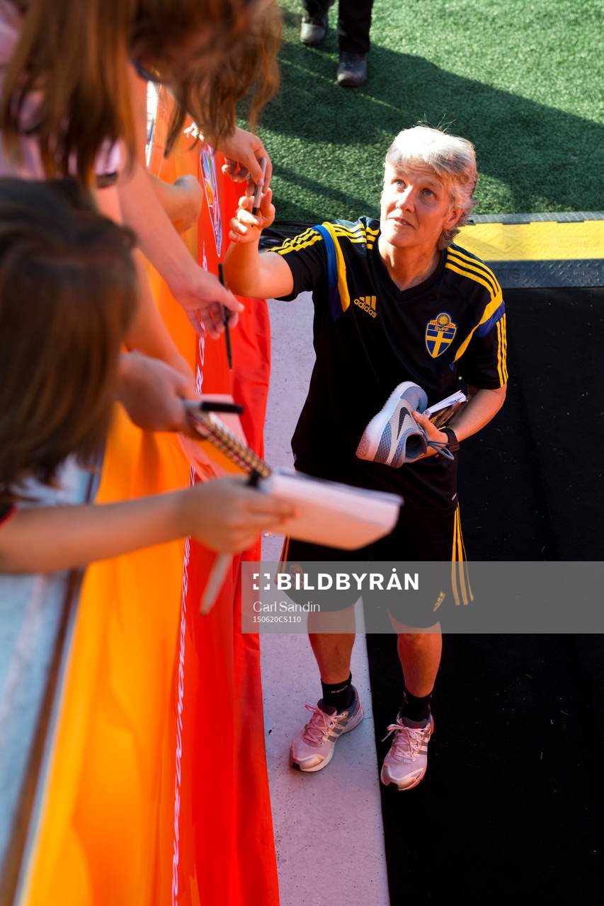 Sveriges förbundskapten Pia Sundhage skriver autografer efter åttondelsfinalen i VM mellan Tyskland och Sverige den 20 juni 2015 i Ottawa.