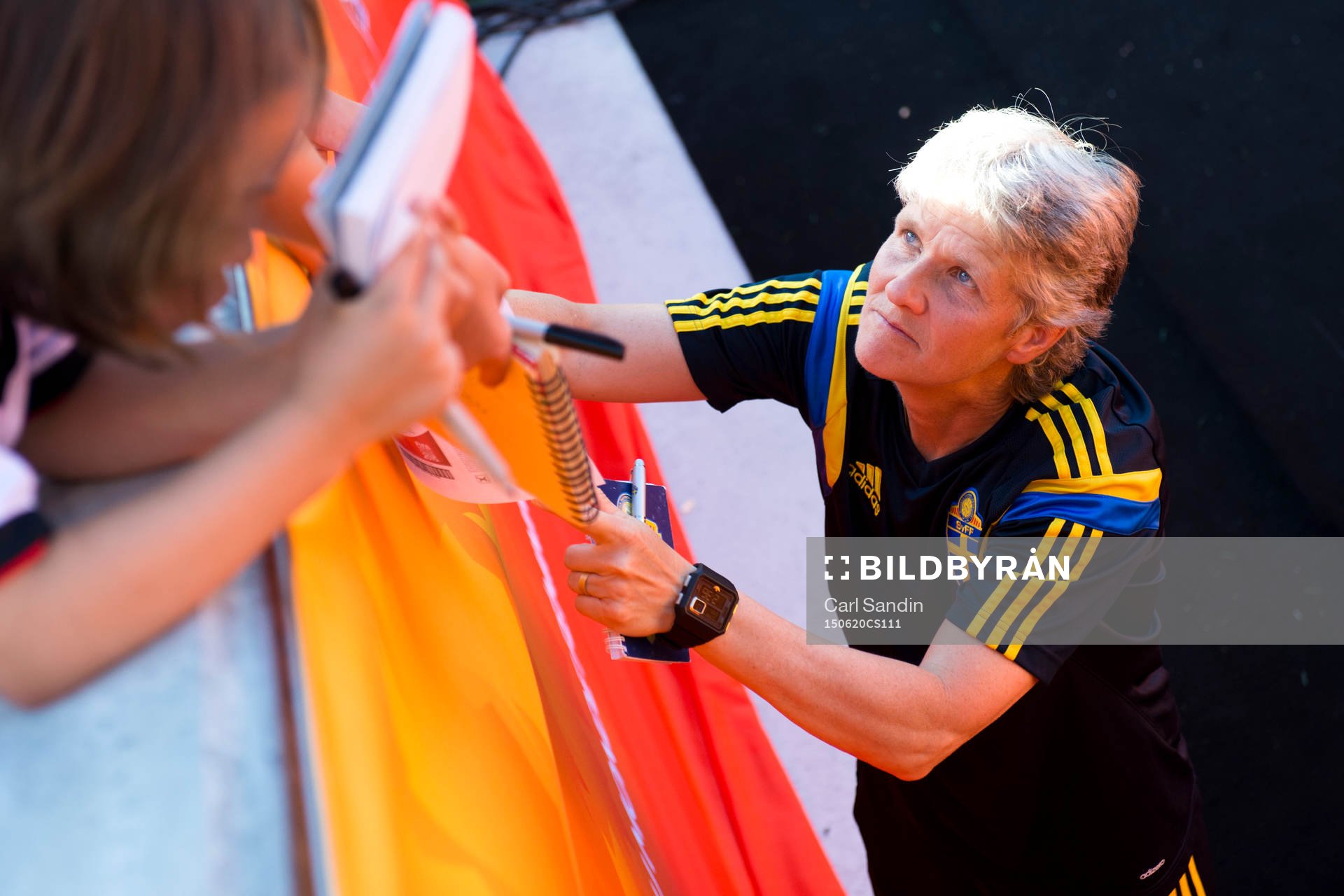 Sveriges förbundskapten Pia Sundhage skriver autografer efter åttondelsfinalen i VM mellan Tyskland och Sverige den 20 juni 2015 i Ottawa.
