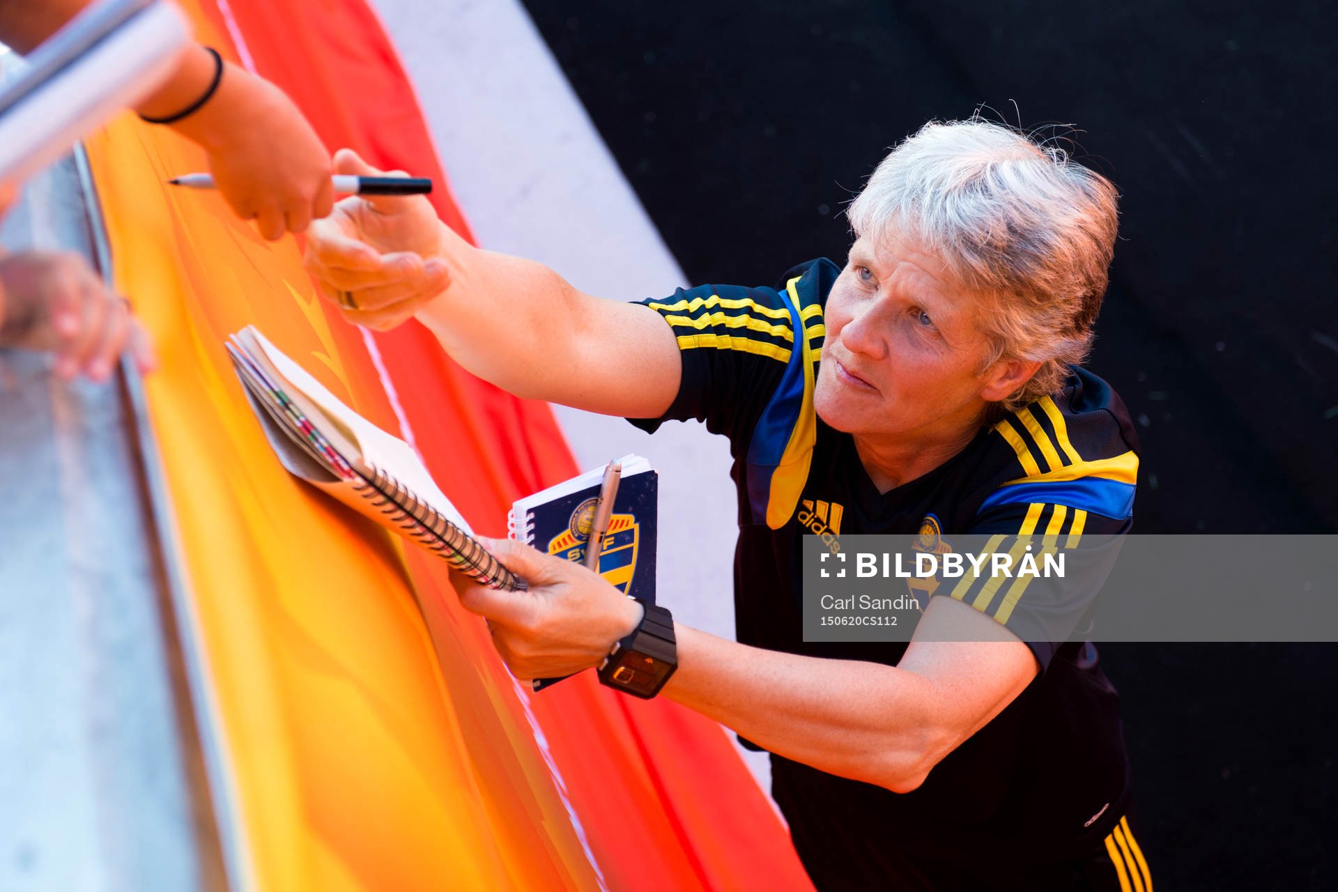 Sveriges förbundskapten Pia Sundhage skriver autografer efter åttondelsfinalen i VM mellan Tyskland och Sverige den 20 juni 2015 i Ottawa.