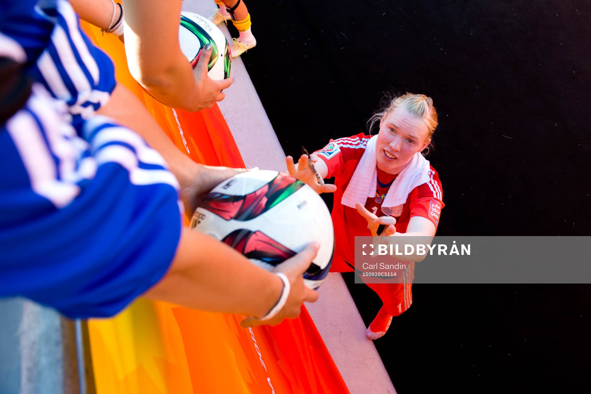 Sveriges målvakt Hedvig Lindahl skriver autografer