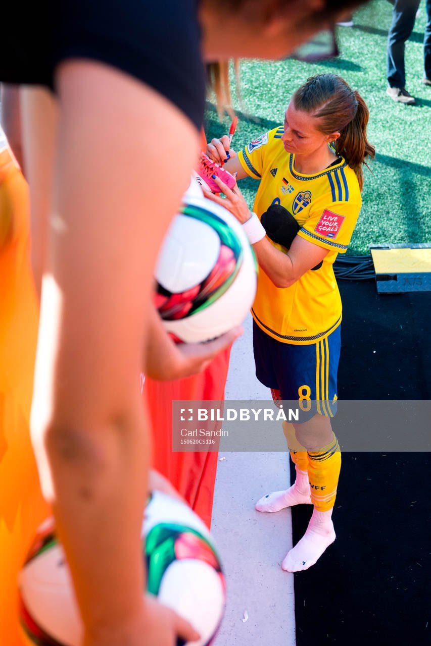 Sveriges Lotta Schelin skriver autografer