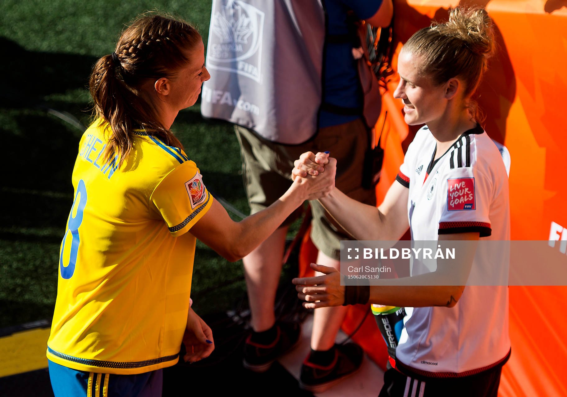 Sveriges Lotta Schelin tar i hand med Tysklands Simone
