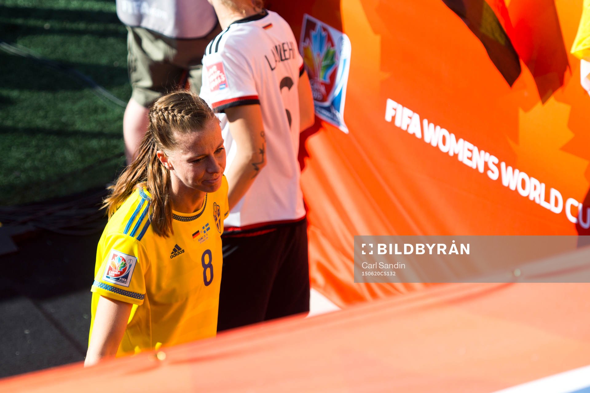 Sveriges Lotta Schelin lämnar planen