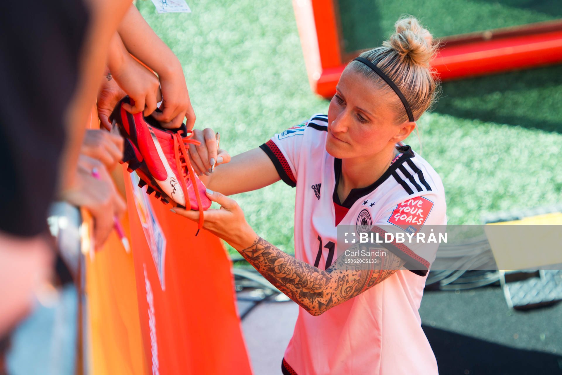 Tysklands Anja Mittag skriver autografer