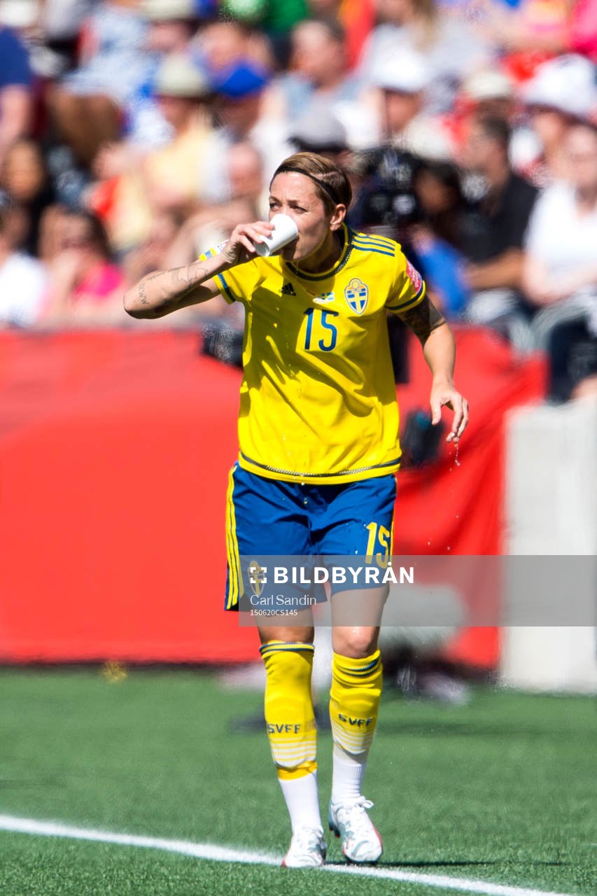 Sveriges Therese Sjögran dricker