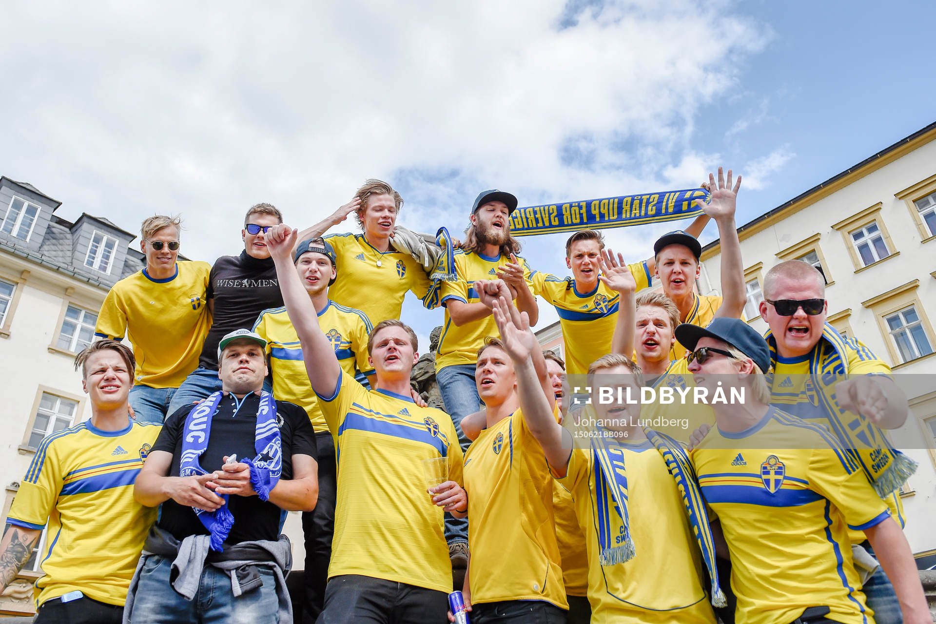 Svenska supportrar laddar upp före fotbollsmatchen i