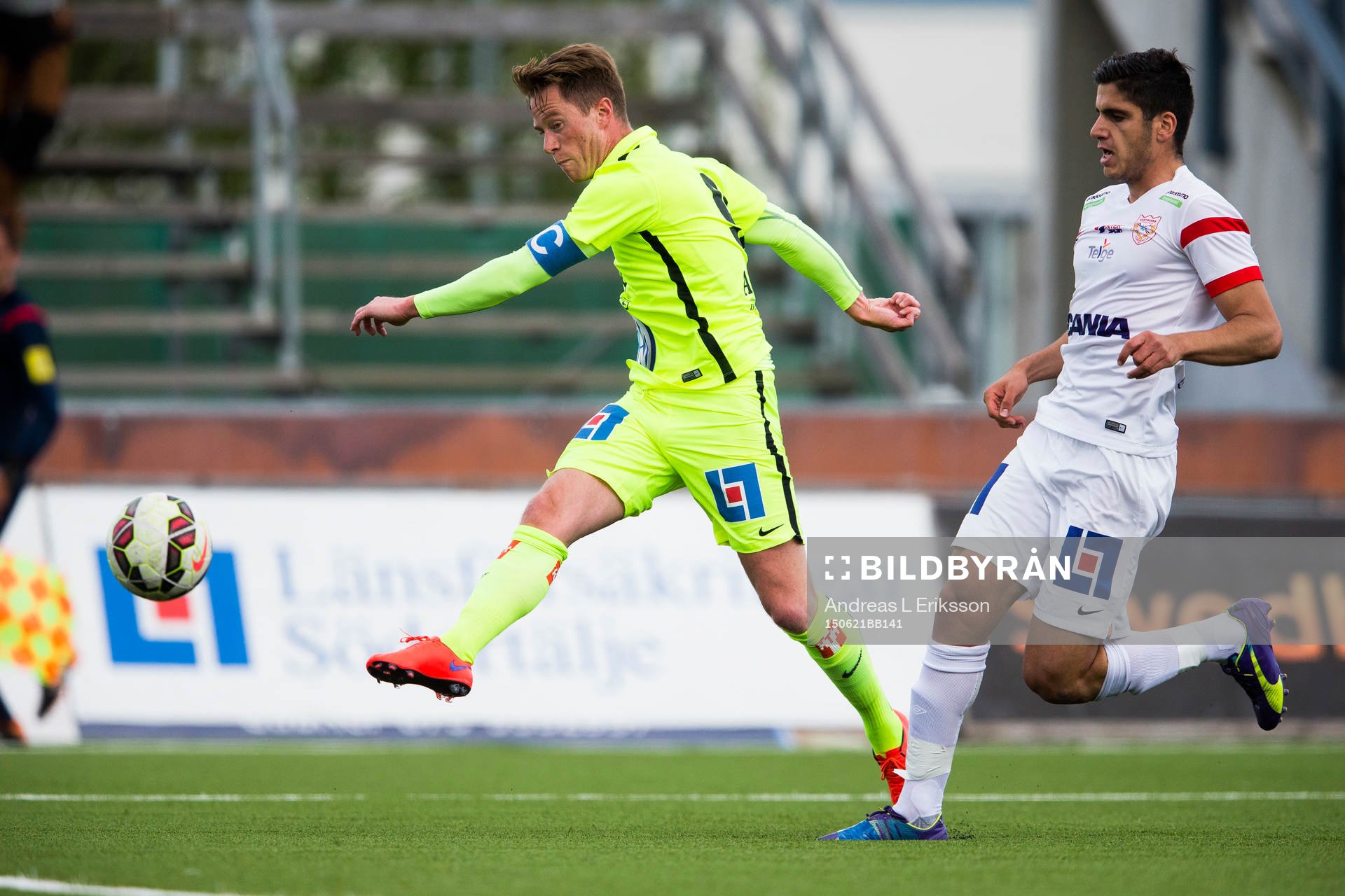 Jönköpings Tommy Thelin  gör 2-0 på skott när