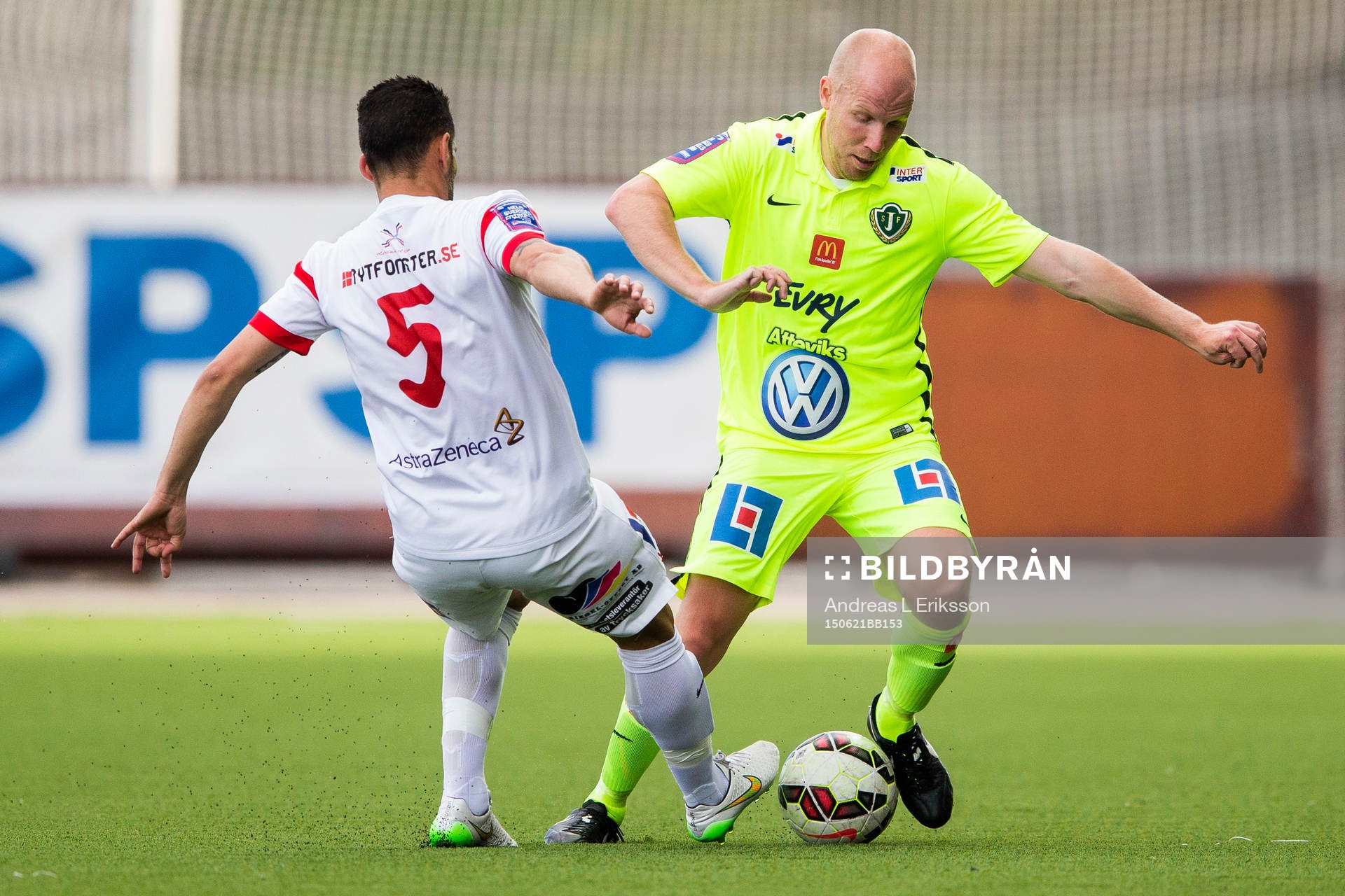 Assyriskas David Durmaz i kamp om bollen med Jönköpings