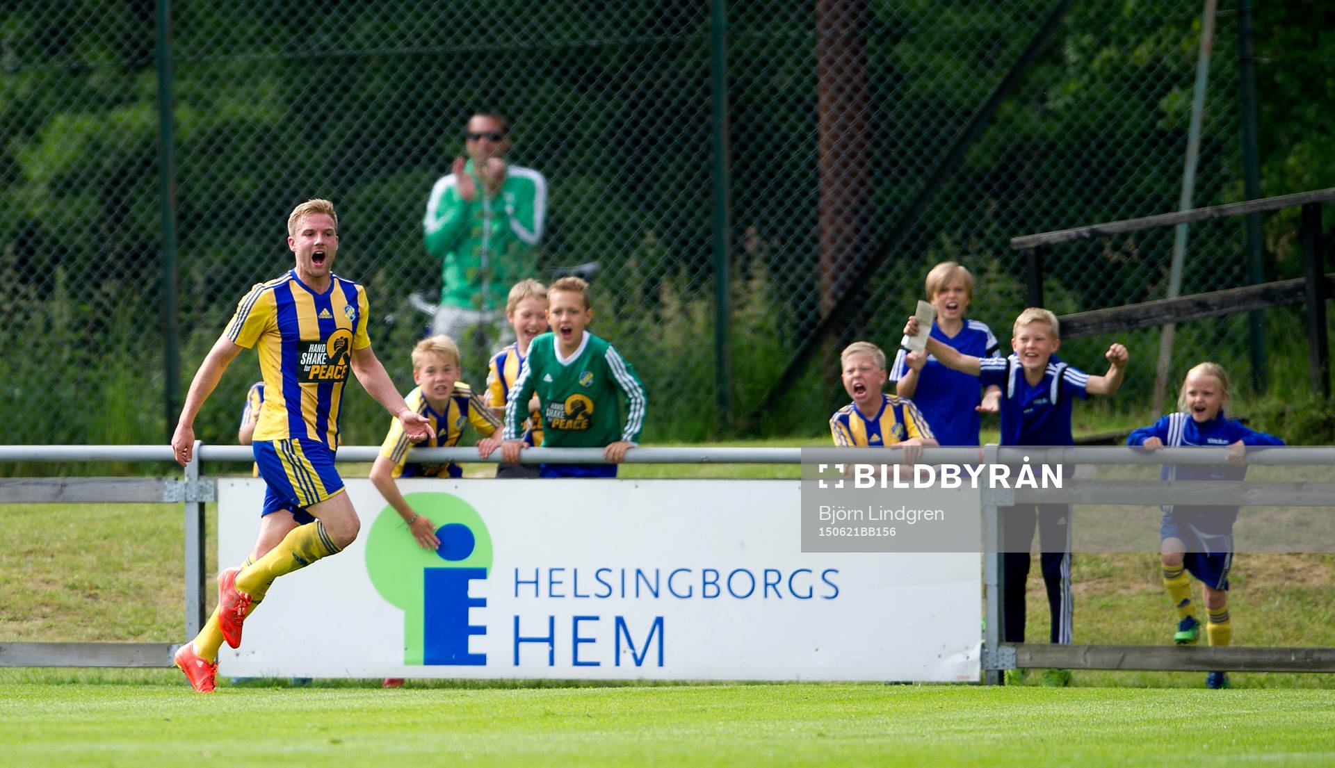 Eskilsminnes Emil Åberg gör 1-0 och jublar i första