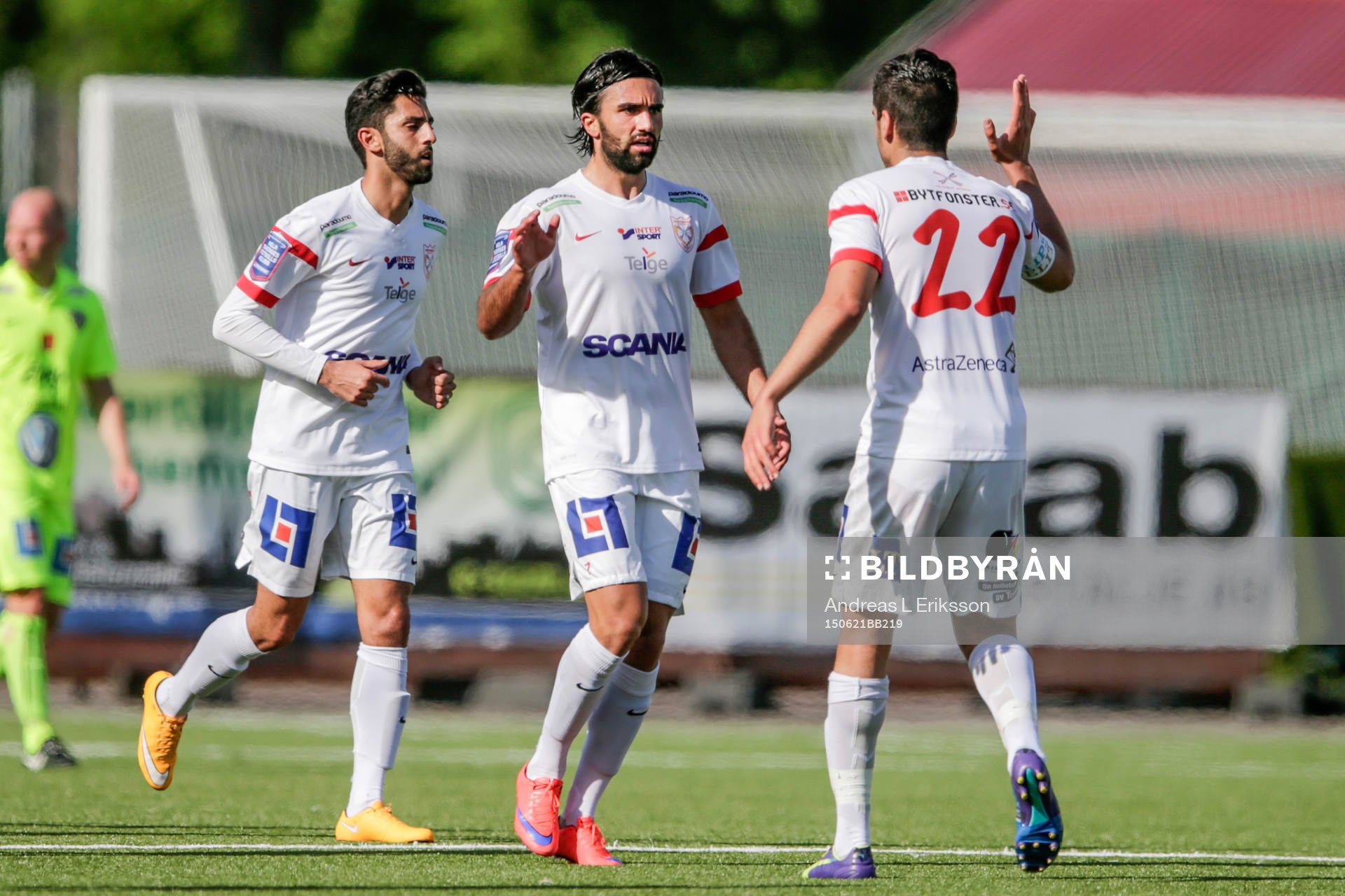 Assyriskas Alexander Nilsson, i mitten, jublar efter reduceringsmål 1-2 under fotbollsmatchen i Superettan mellan Assyriska och Jönköping den 21 juli 2015 i Stockholm.