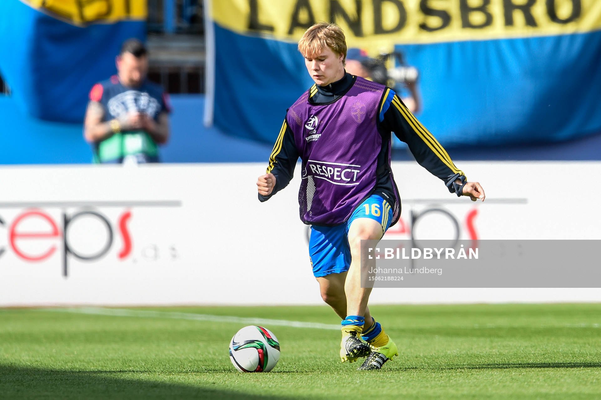 Sveriges Simon Tibbling värmer upp före fotbollsmatchen i