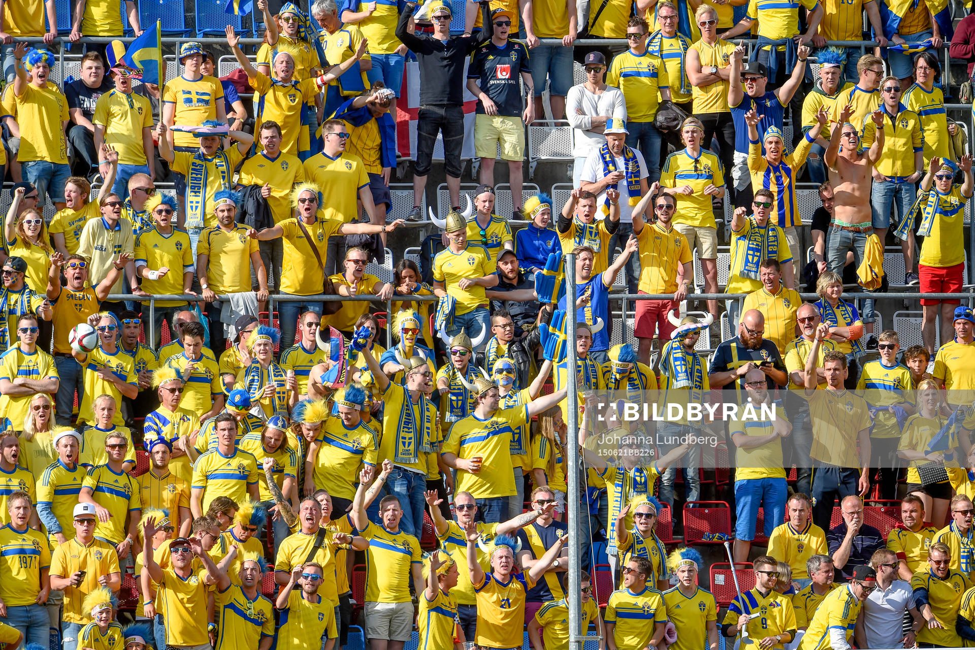 Svenska supportrar värmer upp