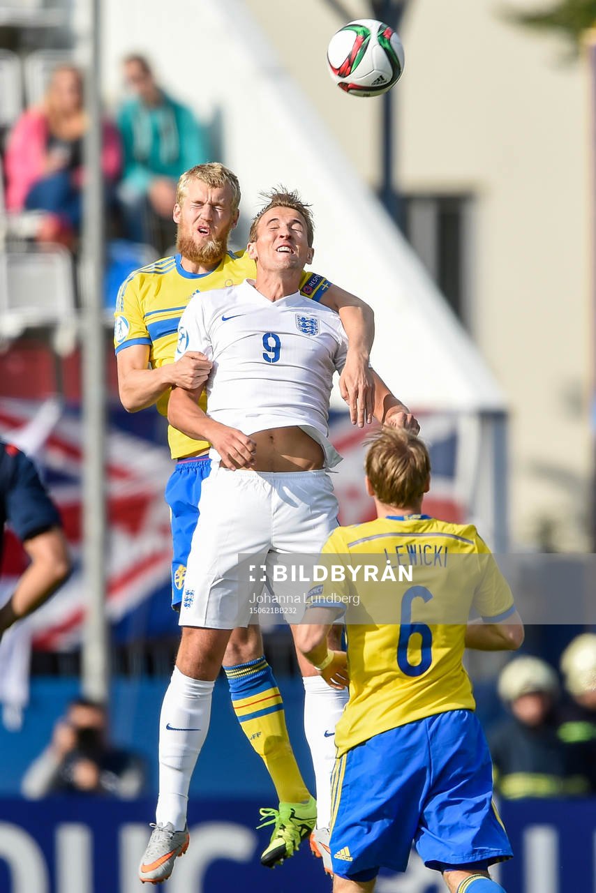 Sveriges Filip Helander och Englands James Ward-Prowse  i