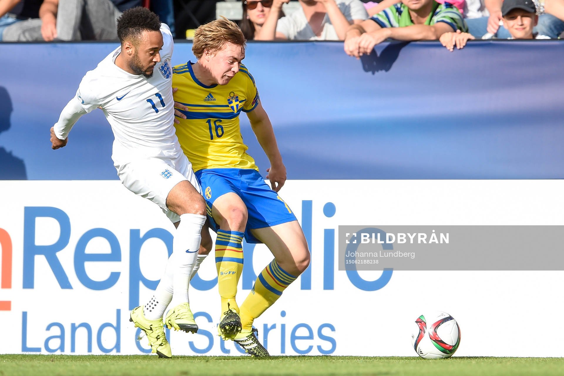 Englands Nathan Redmond och Sveriges Simon Tibbling