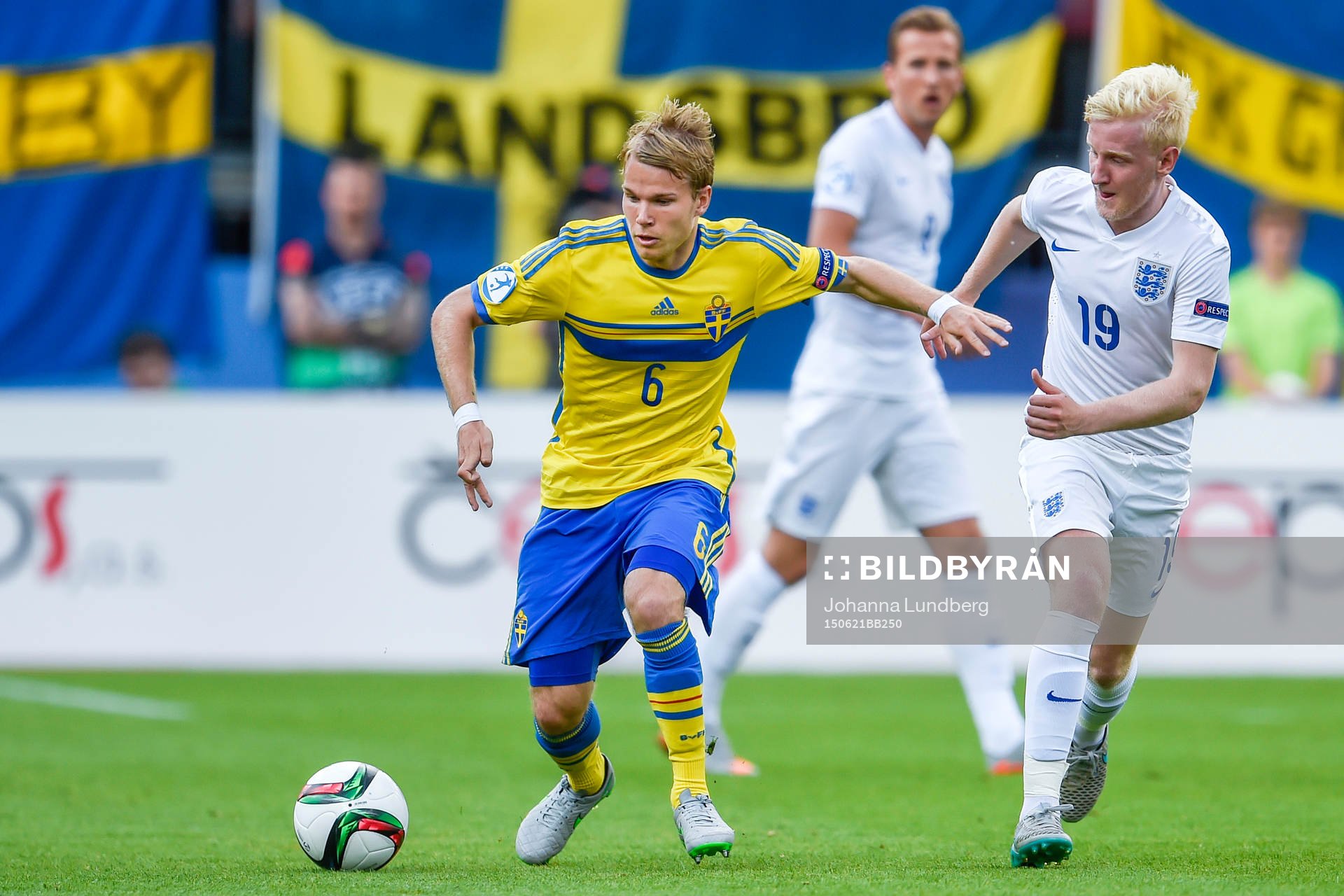Sveriges Oscar Lewicki och Englands Will Hughes