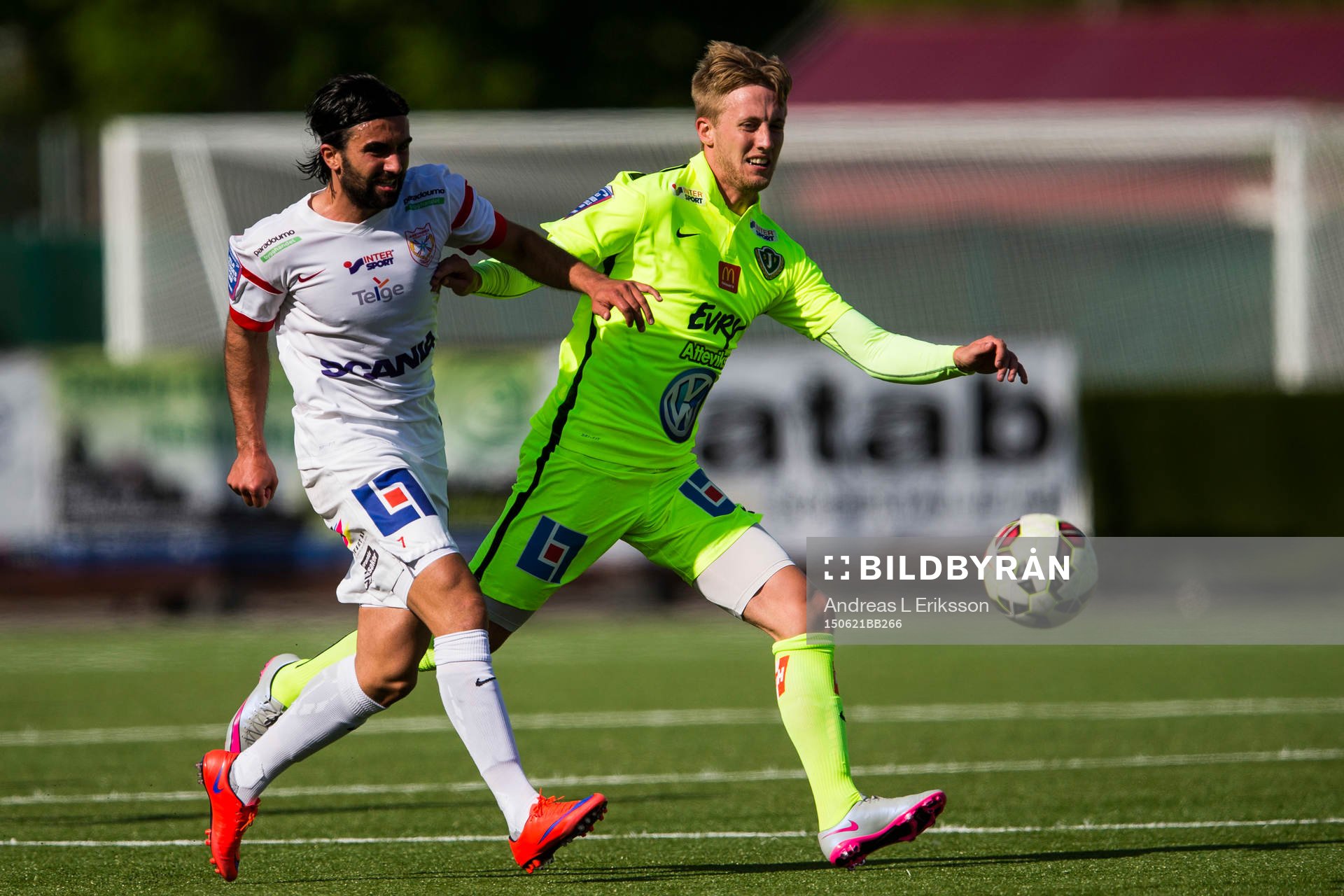 Assyriskas Alexander Nilsson i kamp om bollen med