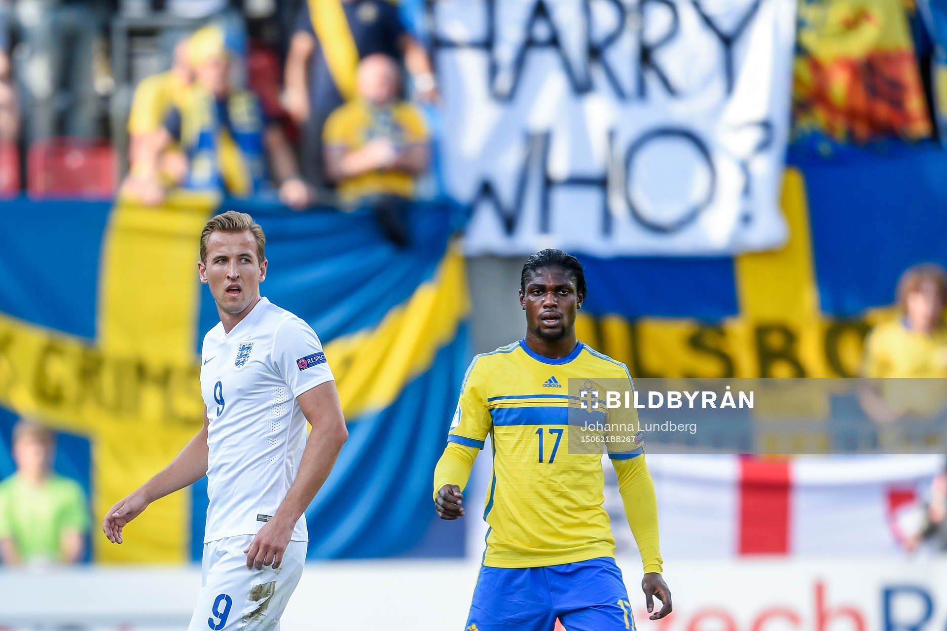 Englands Harry Kane och Sveriges Joseph Baffo  framför en