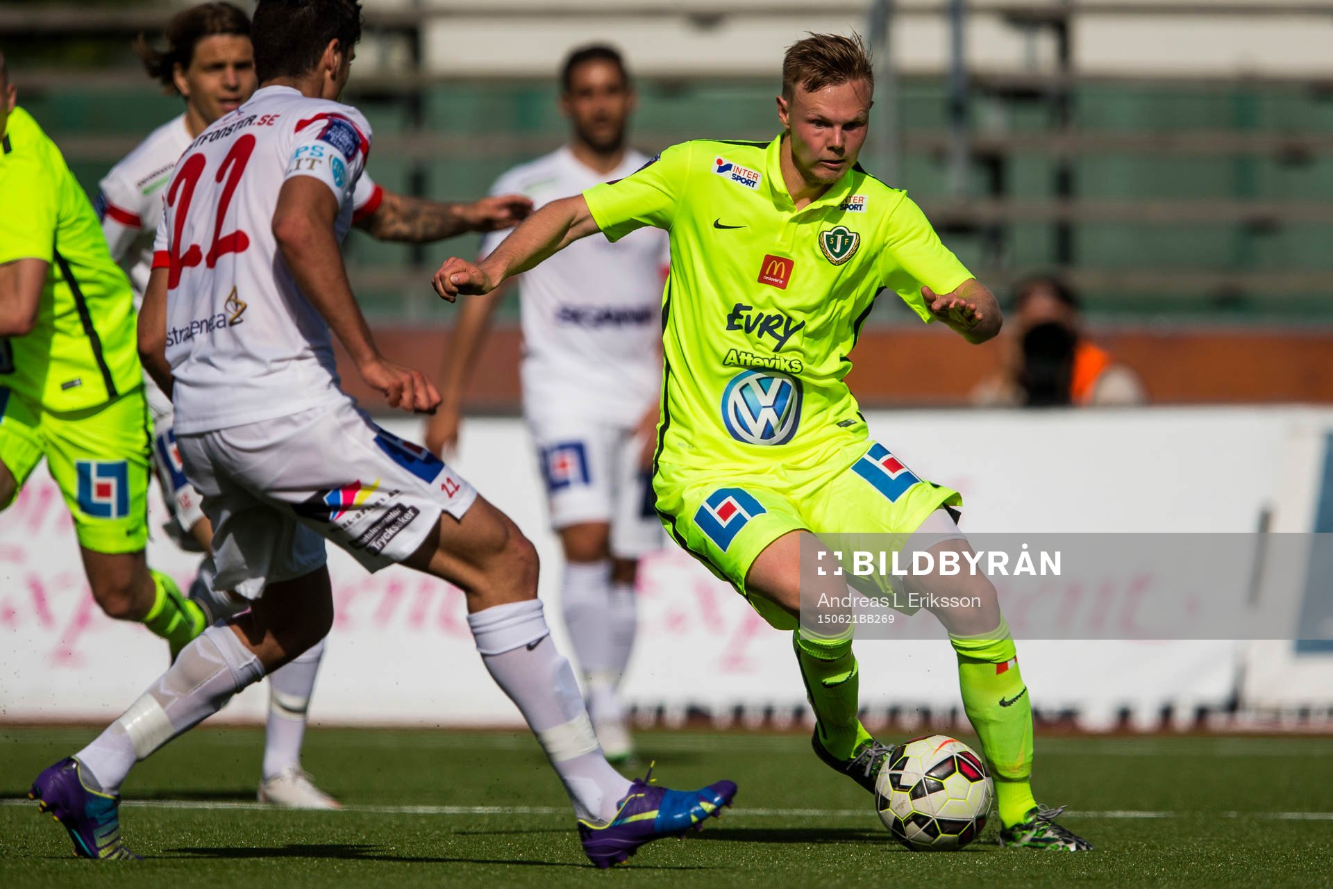 Jönköpings Tim Söderström med bollen