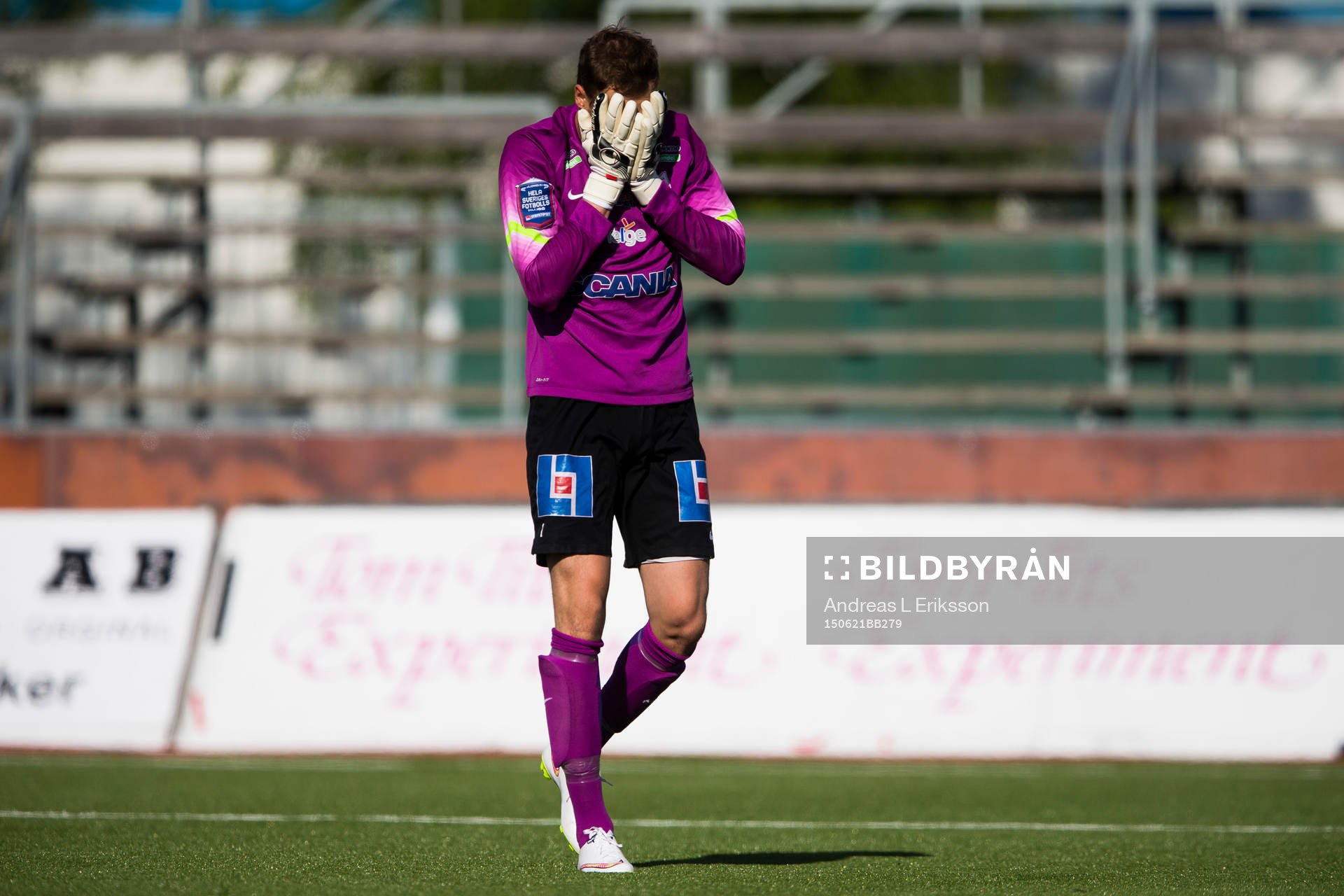 Assyriskas målvakt Robin Malmkvist deppar