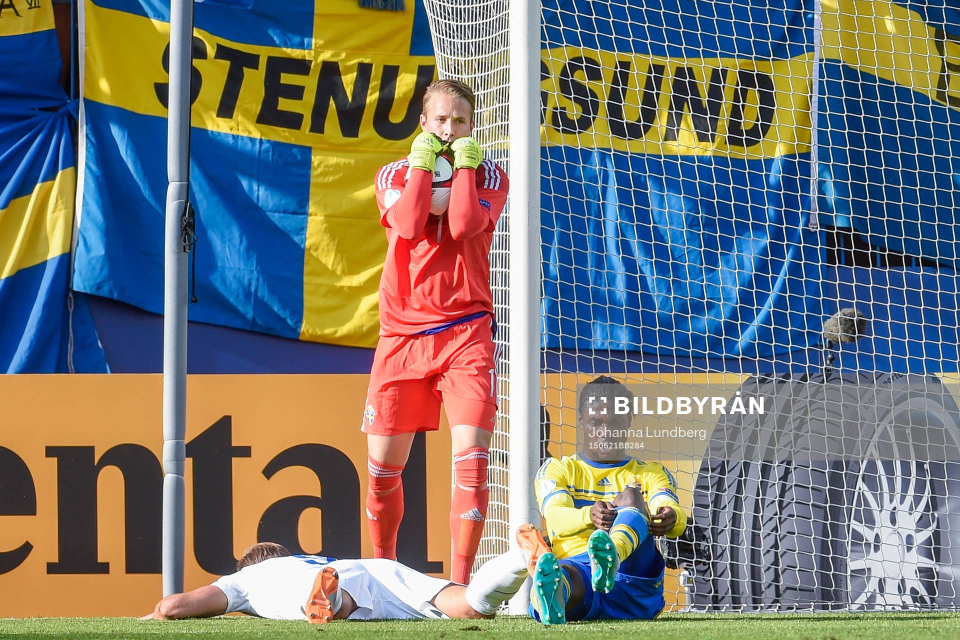 Sveriges målvakt Patrik Carlgren och Joseph Baffo pustar ut