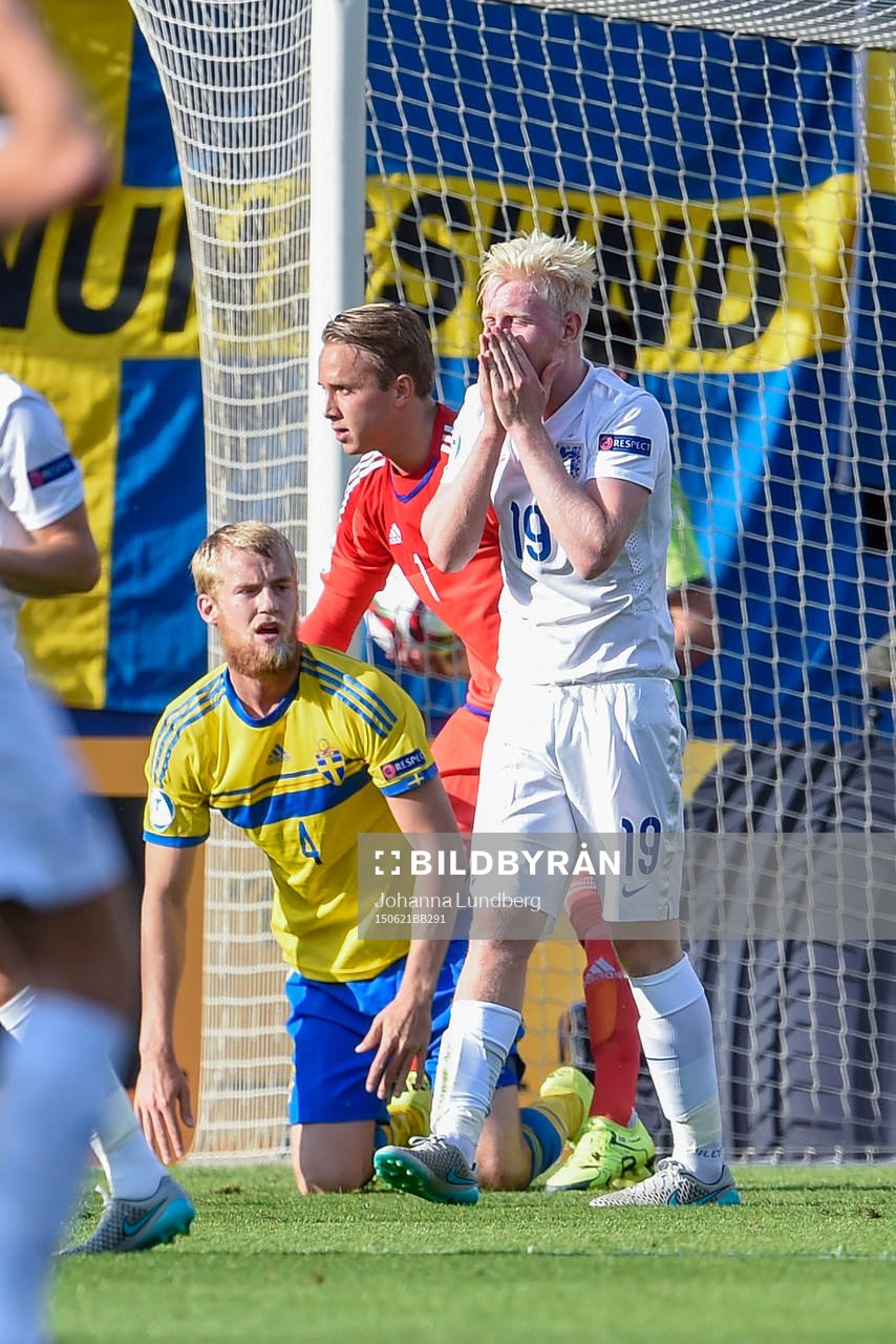Sveriges målvakt Patrik Carlgren och Filip Helander deppar