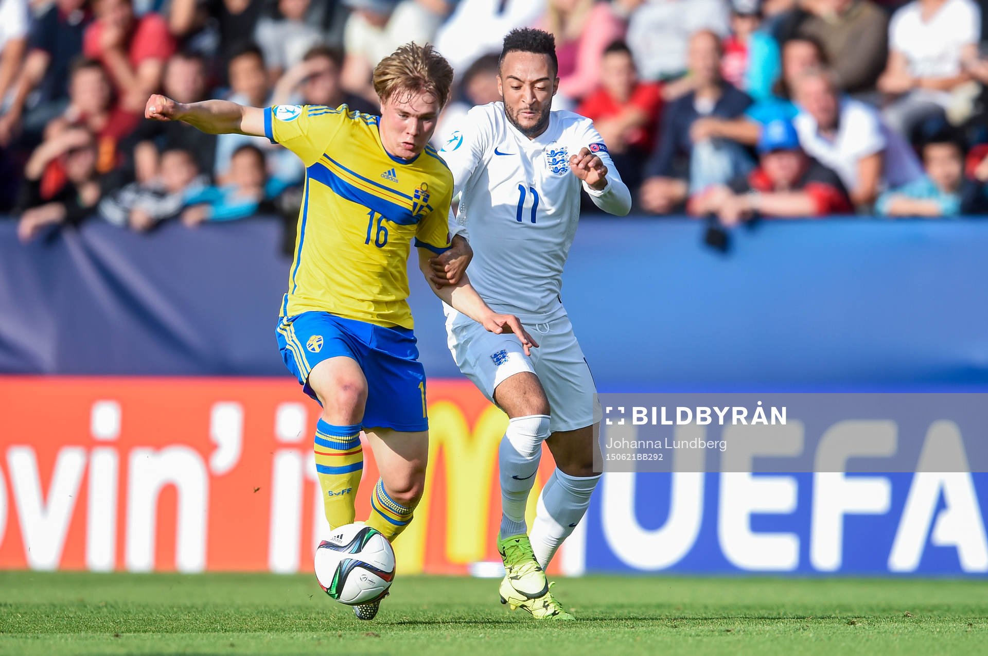 Sveriges Simon Tibbling och Englands Nathan Redmond