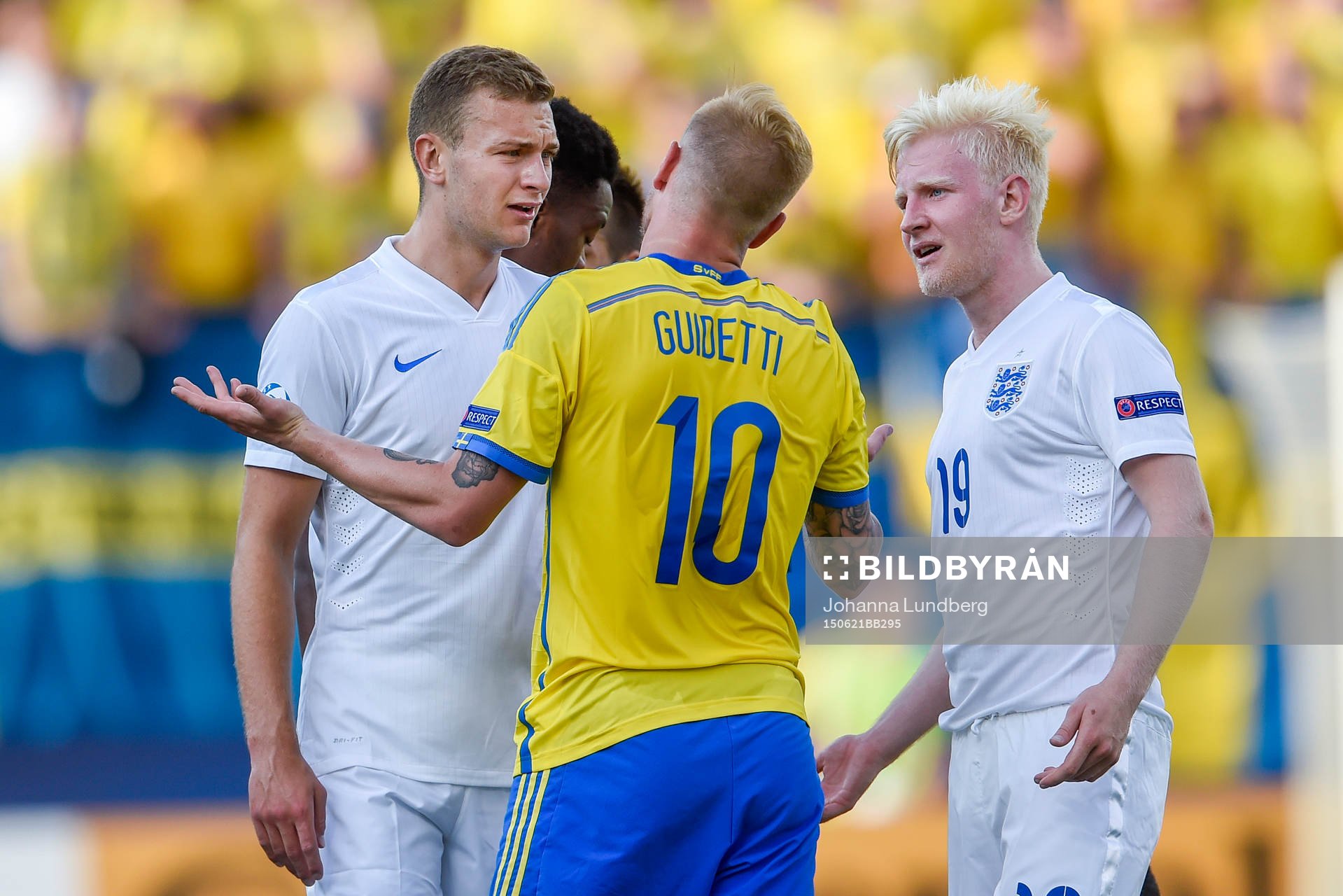 Sveriges John Guidetti i diskussion med Englands Ben Gibson